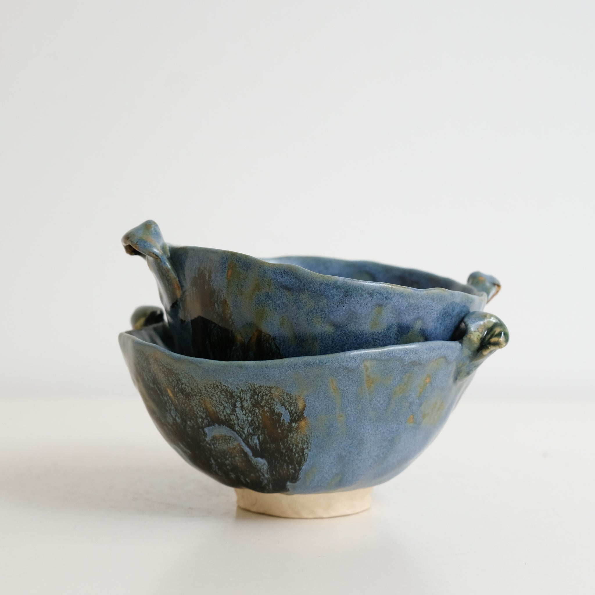 Bol à oreilles en grès blanc D 11cm - bleu-vert et ambre de Cindy Liao Rasamoelina chez Brutal Ceramics