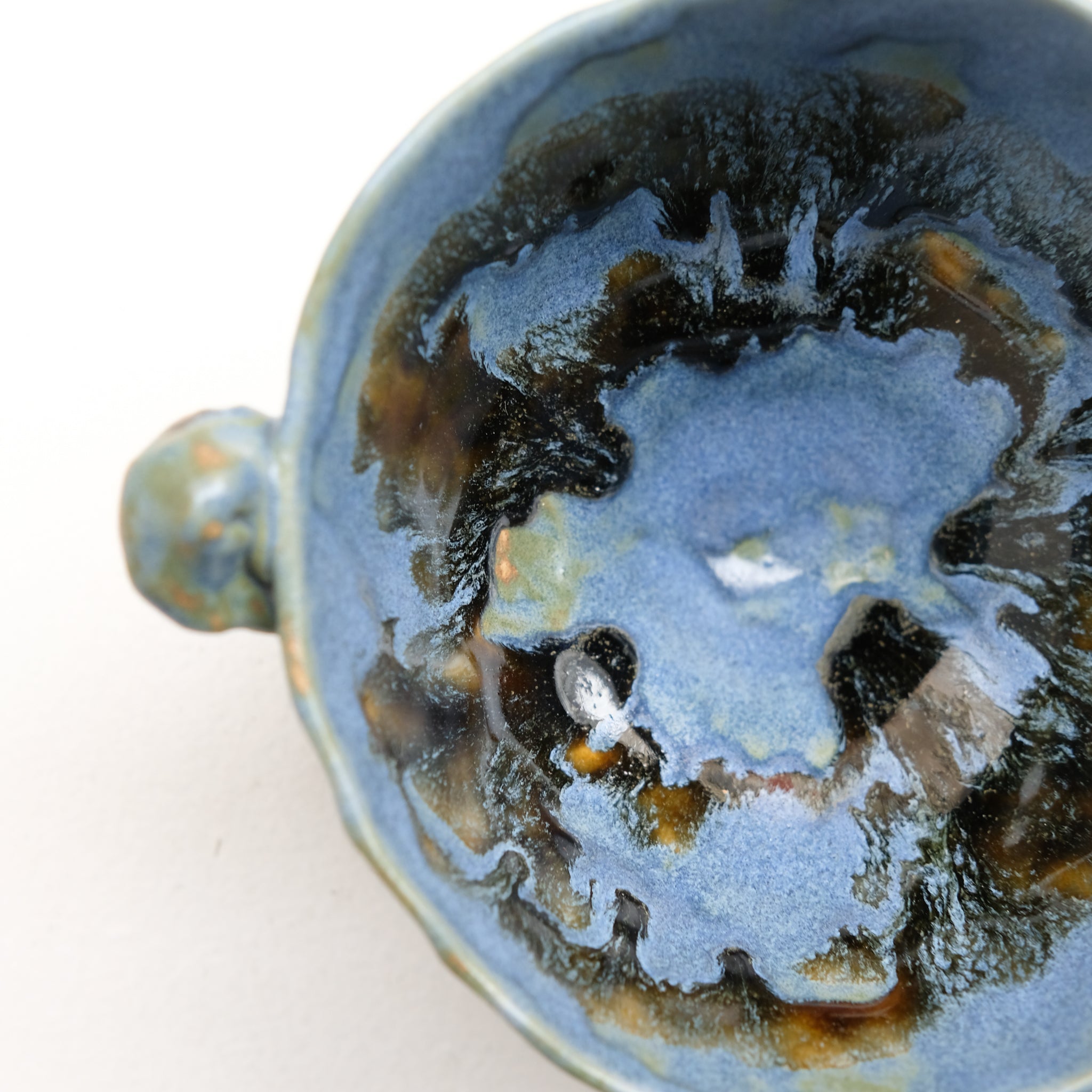 Bol à oreilles en grès blanc D 11cm - bleu-vert et ambre de Cindy Liao Rasamoelina chez Brutal Ceramics