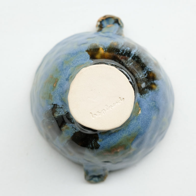 Bol à oreilles en grès blanc D 11cm - bleu-vert et ambre de Cindy Liao Rasamoelina chez Brutal Ceramics