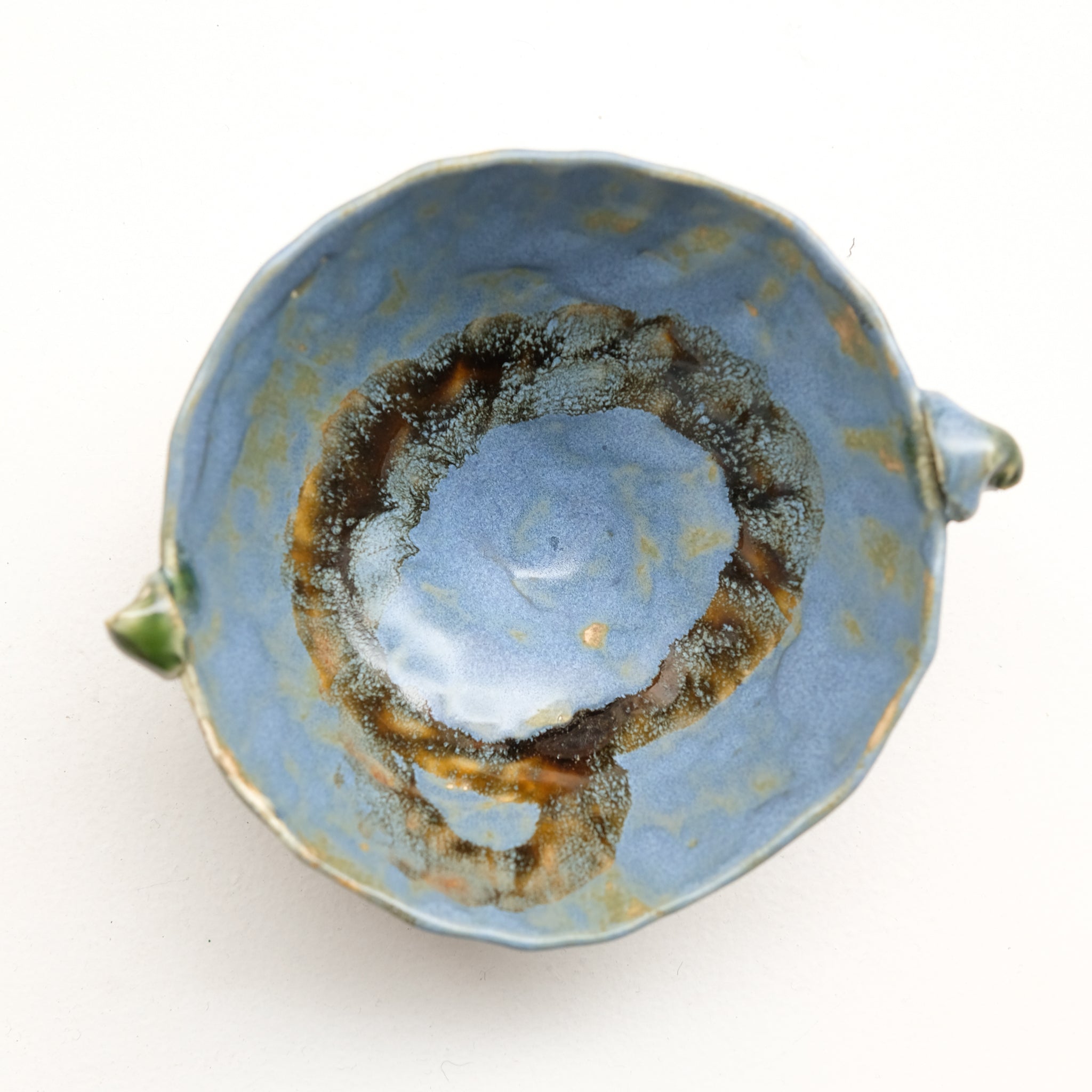 Bol à oreilles en grès blanc D 11cm - bleu-vert et ambre de Cindy Liao Rasamoelina chez Brutal Ceramics