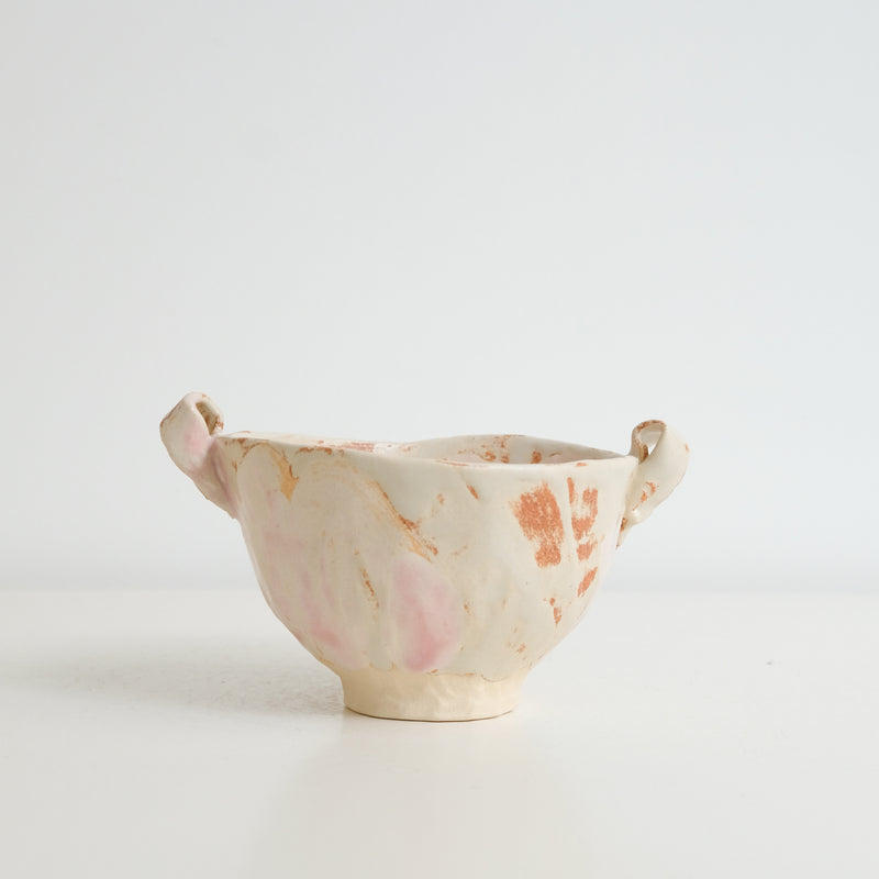 Bol à oreilles en grès blanc D 11cm - blush et eau de pluie de Cindy Liao Rasamoelina chez Brutal Ceramics