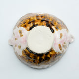 Bol à oreilles en grès blanc D 11cm - blush et ambre de Cindy Liao Rasamoelina chez Brutal Ceramics