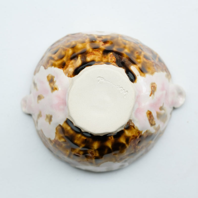 Bol à oreilles en grès blanc D 11cm - blush et ambre de Cindy Liao Rasamoelina chez Brutal Ceramics