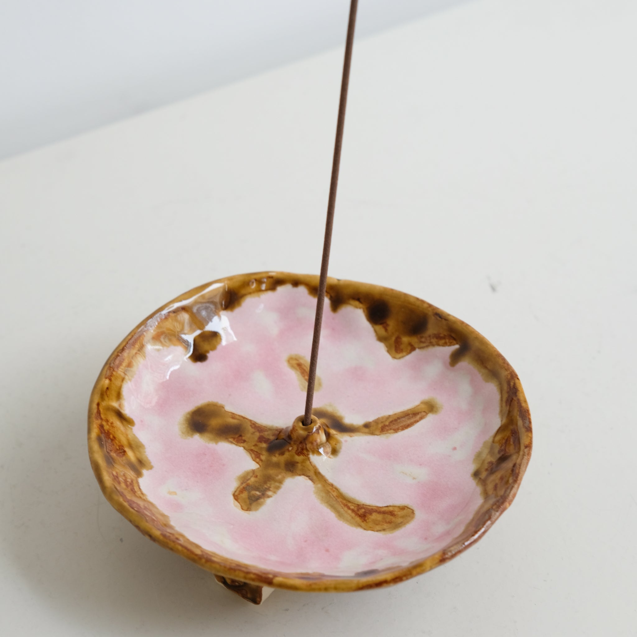 Porte encens en grès blanc D 12,5cm -  Blush et ambre de Cindy Liao Rasamoelina chez Brutal Ceramics
