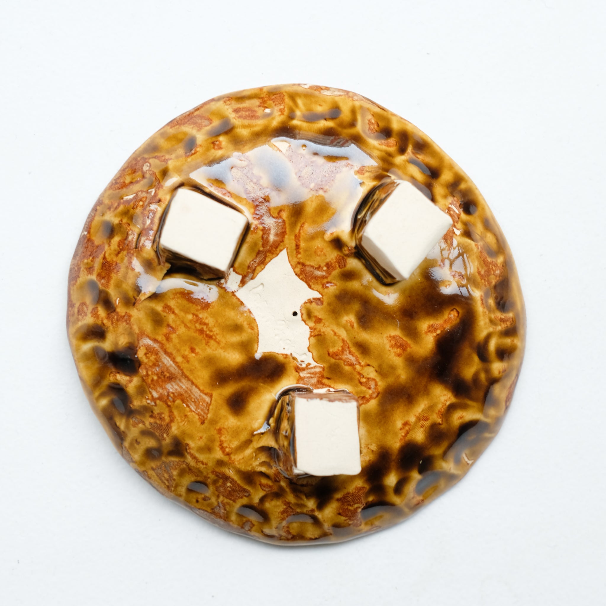 Porte encens en grès blanc D 12,5cm -  Blush et ambre de Cindy Liao Rasamoelina chez Brutal Ceramics