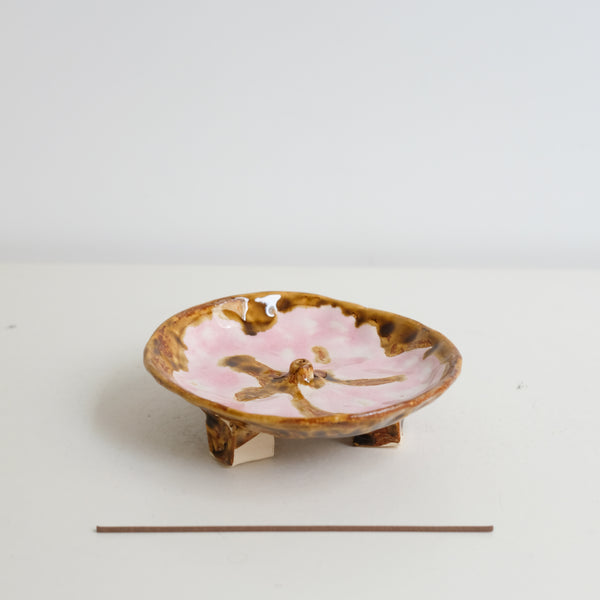 Porte encens en grès blanc D 12,5cm -  Blush et ambre de Cindy Liao Rasamoelina chez Brutal Ceramics