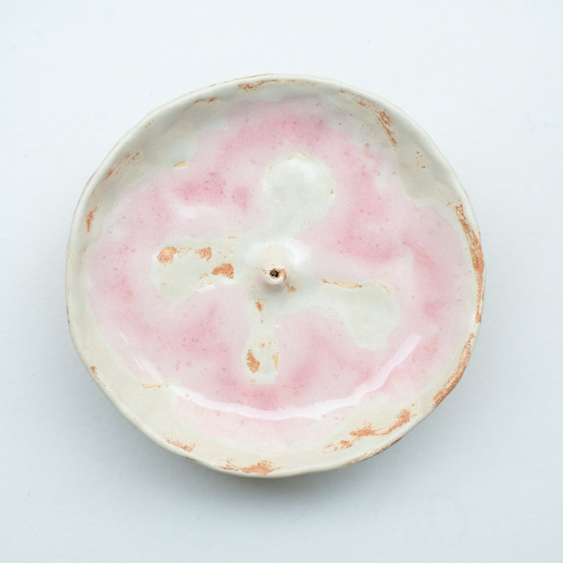 Porte encens en grès blanc D 12,5cm -  Blush et eau de pluie de Cindy Liao Rasamoelina chez Brutal Ceramics 