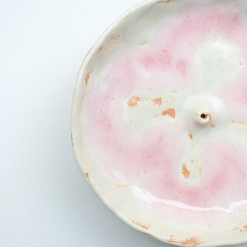 Porte encens en grès blanc D 12,5cm -  Blush et eau de pluie de Cindy Liao Rasamoelina chez Brutal Ceramics 