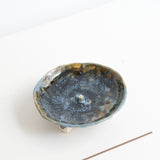 Porte encens en grès blanc D 12,5cm -  Bleu-vert & Ambre de Cindy Liao Rasamoelina chez Brutal Ceramics
