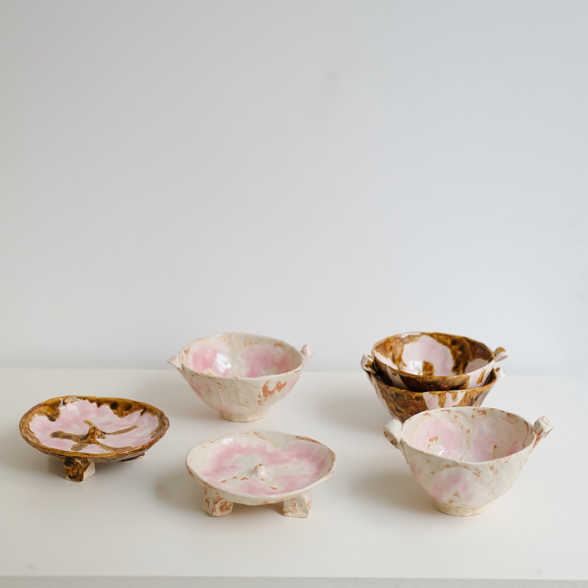 Bol à oreilles en grès blanc D 11cm - blush et ambre de Cindy Liao Rasamoelina chez Brutal Ceramics