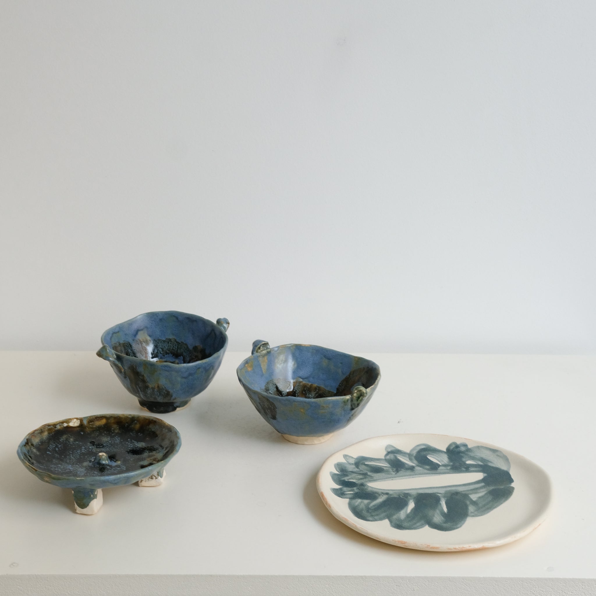 Bol à oreilles en grès blanc D 11cm - bleu-vert et ambre de Cindy Liao Rasamoelina chez Brutal Ceramics