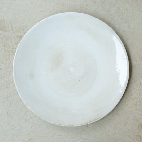 Assiette en grès D 25cm - blanc beige brillant de Diana Barbosa chez Brutal Ceramics