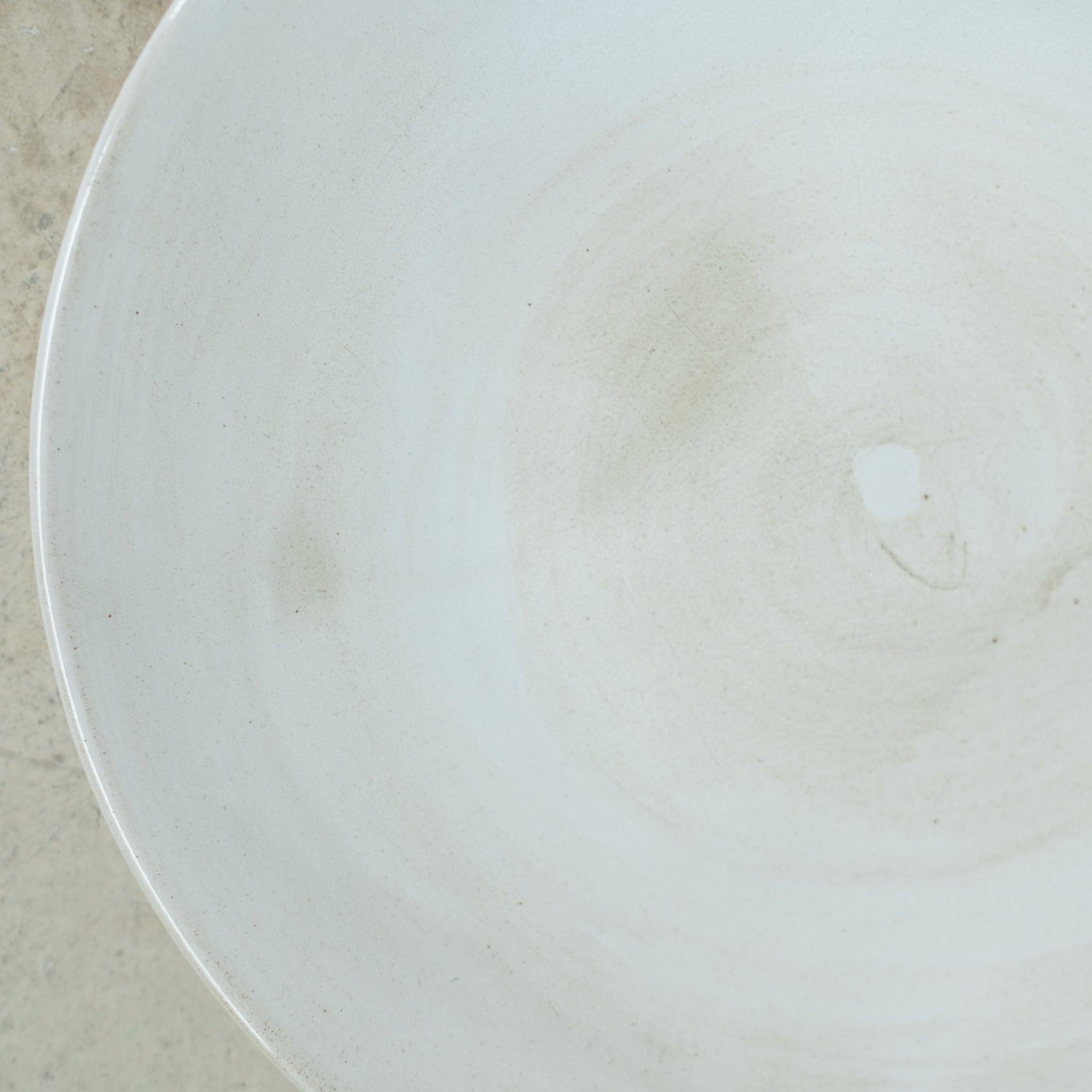 Assiette en grès D 25cm - blanc beige brillant de Diana Barbosa chez Brutal Ceramics