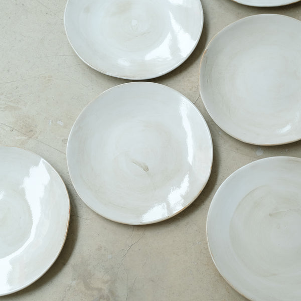 Assiette en grès D 25cm - blanc beige brillant de Diana Barbosa chez Brutal Ceramics