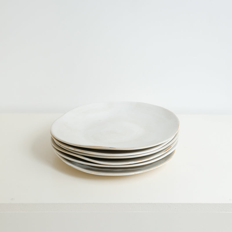 Assiette en grès D 25cm - blanc beige brillant de Diana Barbosa chez Brutal Ceramics