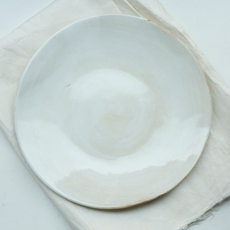 Assiette en grès D 25cm - blanc beige brillant de Diana Barbosa chez Brutal Ceramics