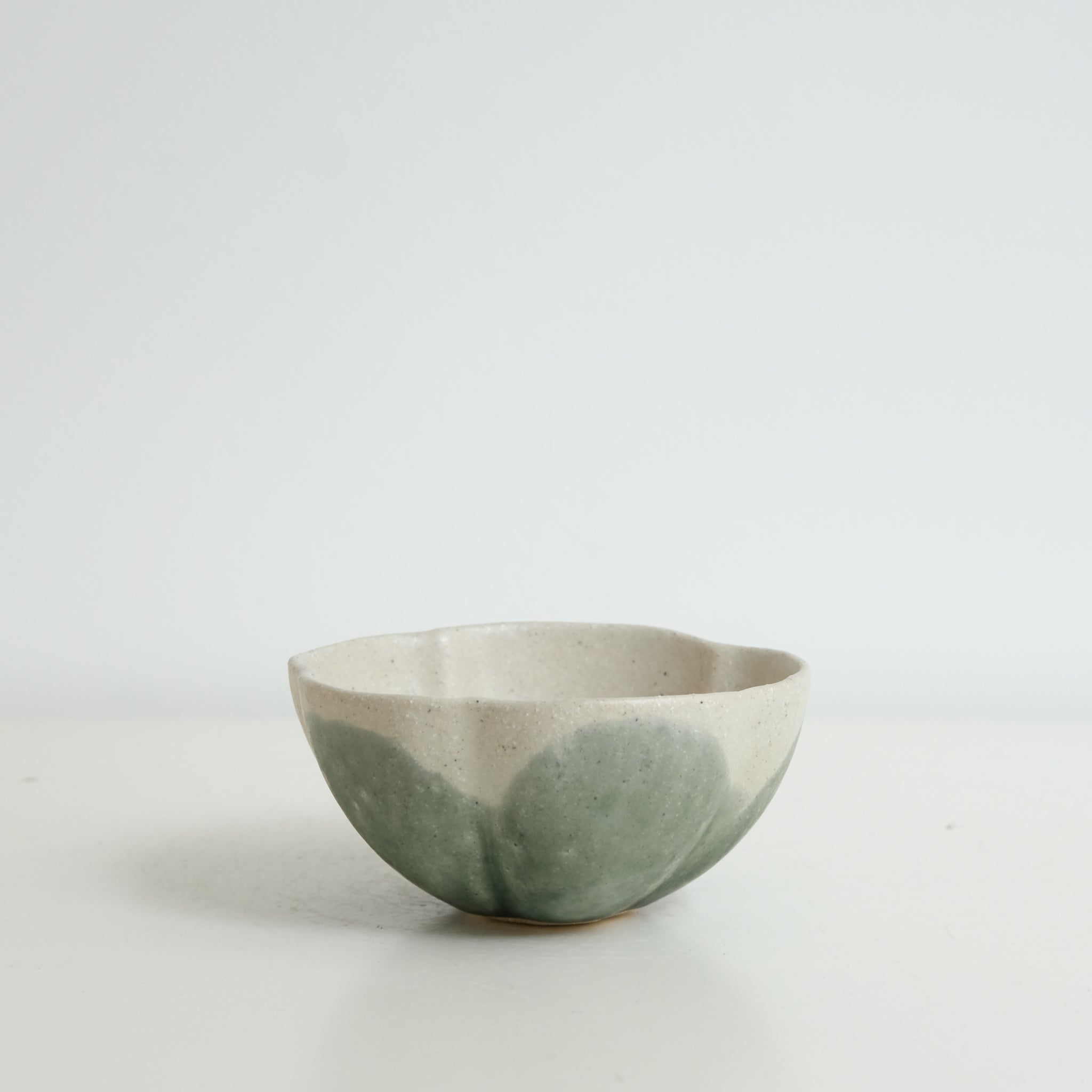 Bol "Fleurs" en grès blanc D 11cm - beige et vert de Diana Barbosa chez Brutal Ceramics