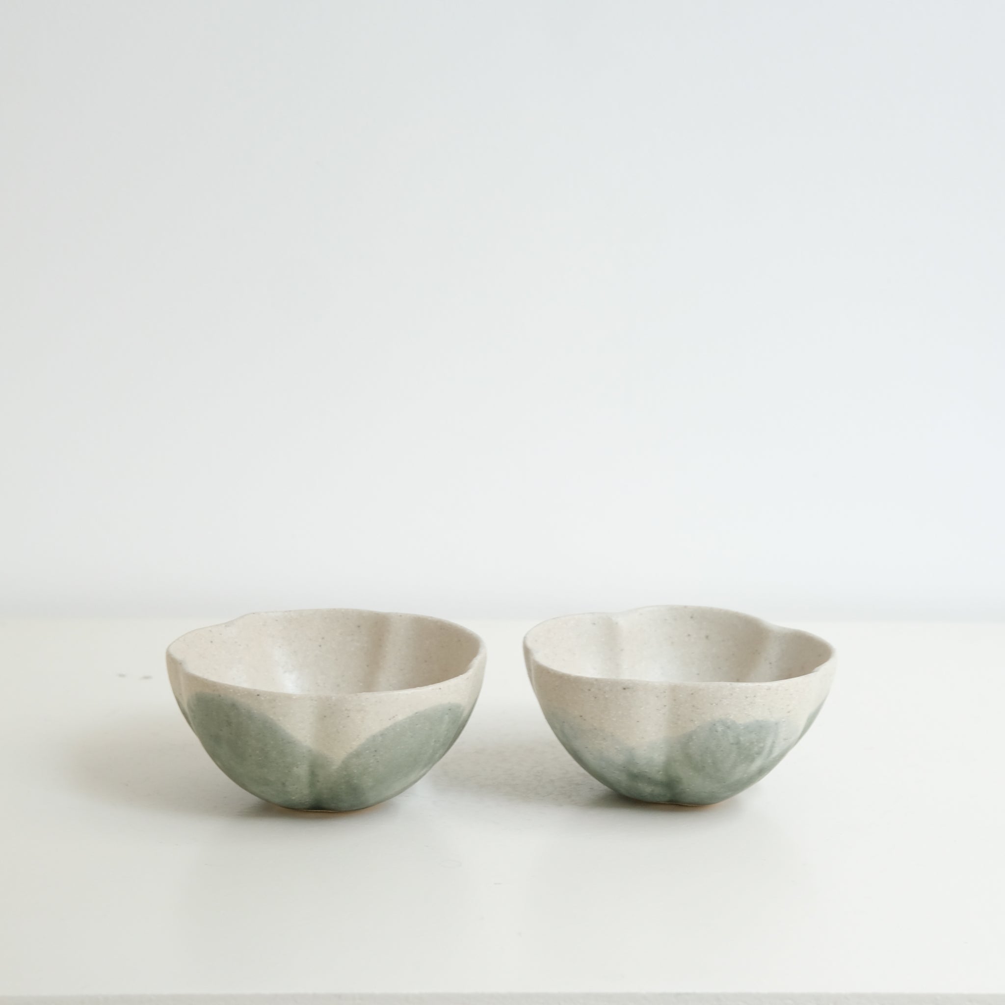 Bol "Fleurs" en grès blanc D 11cm - beige et vert de Diana Barbosa chez Brutal Ceramics