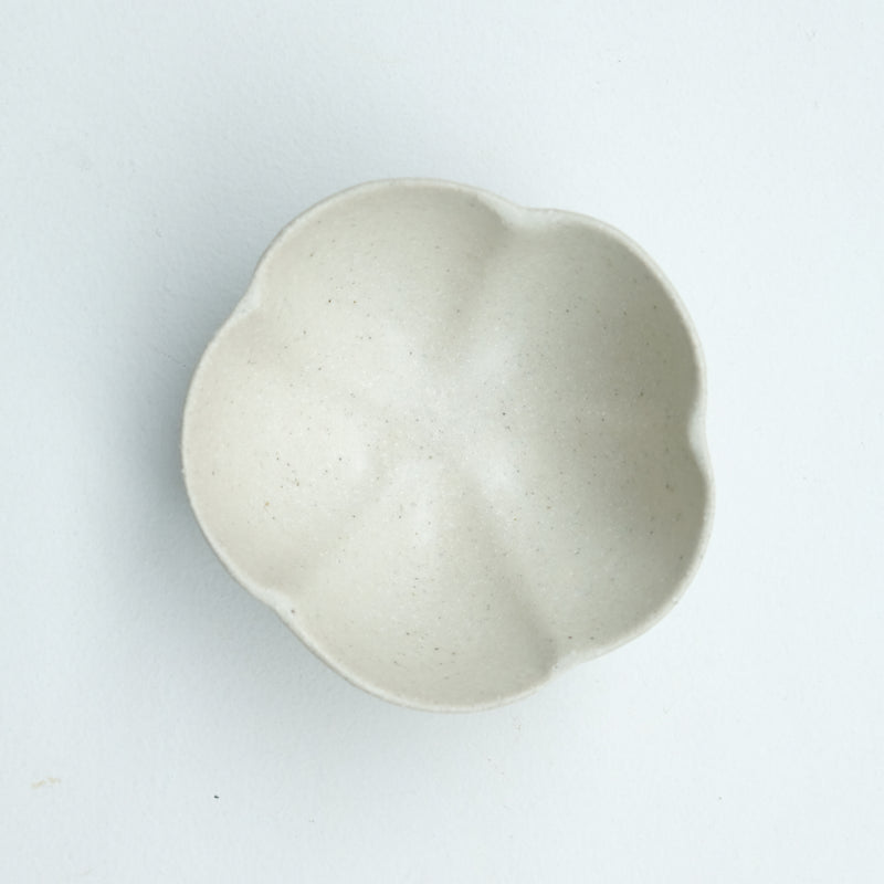 Bol "Fleurs" en grès blanc D 11cm - beige et vert de Diana Barbosa chez Brutal Ceramics