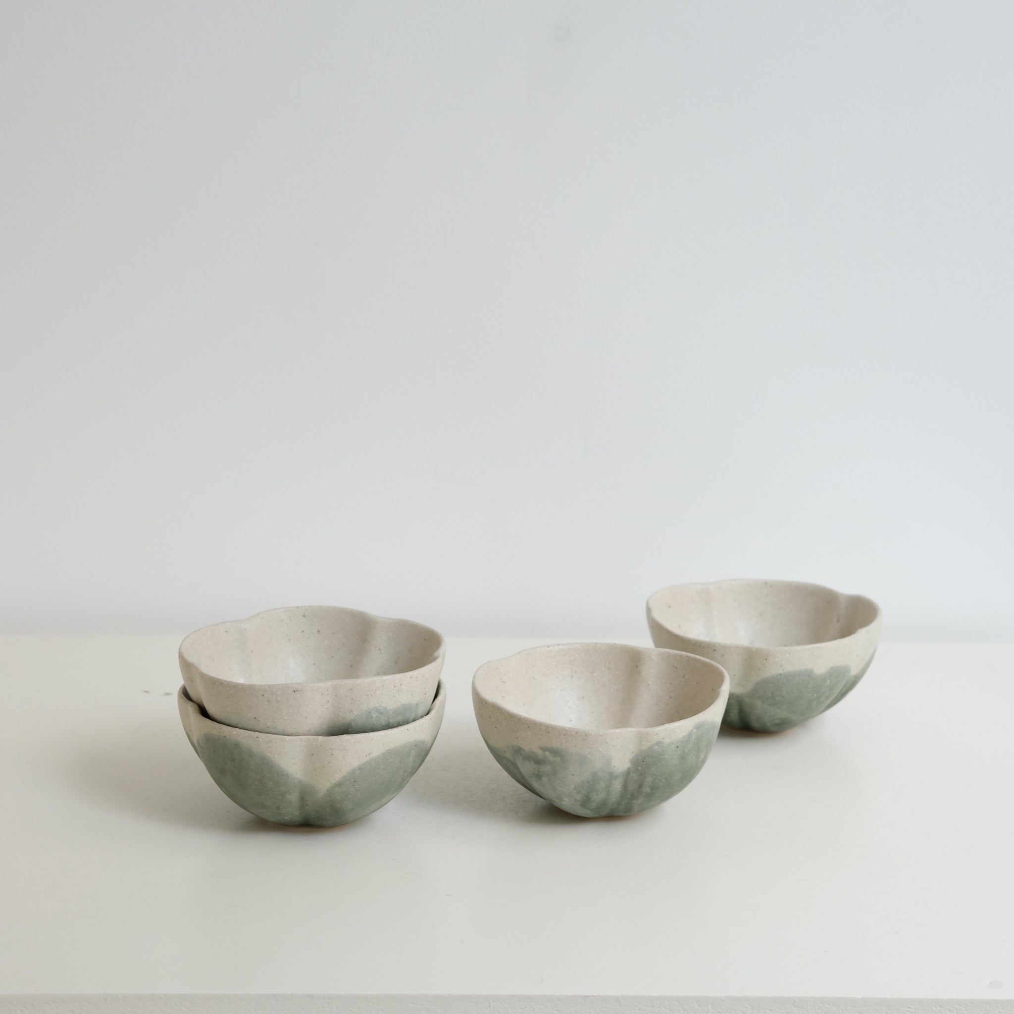 Bol "Fleurs" en grès blanc D 11cm - beige et vert de Diana Barbosa chez Brutal Ceramics