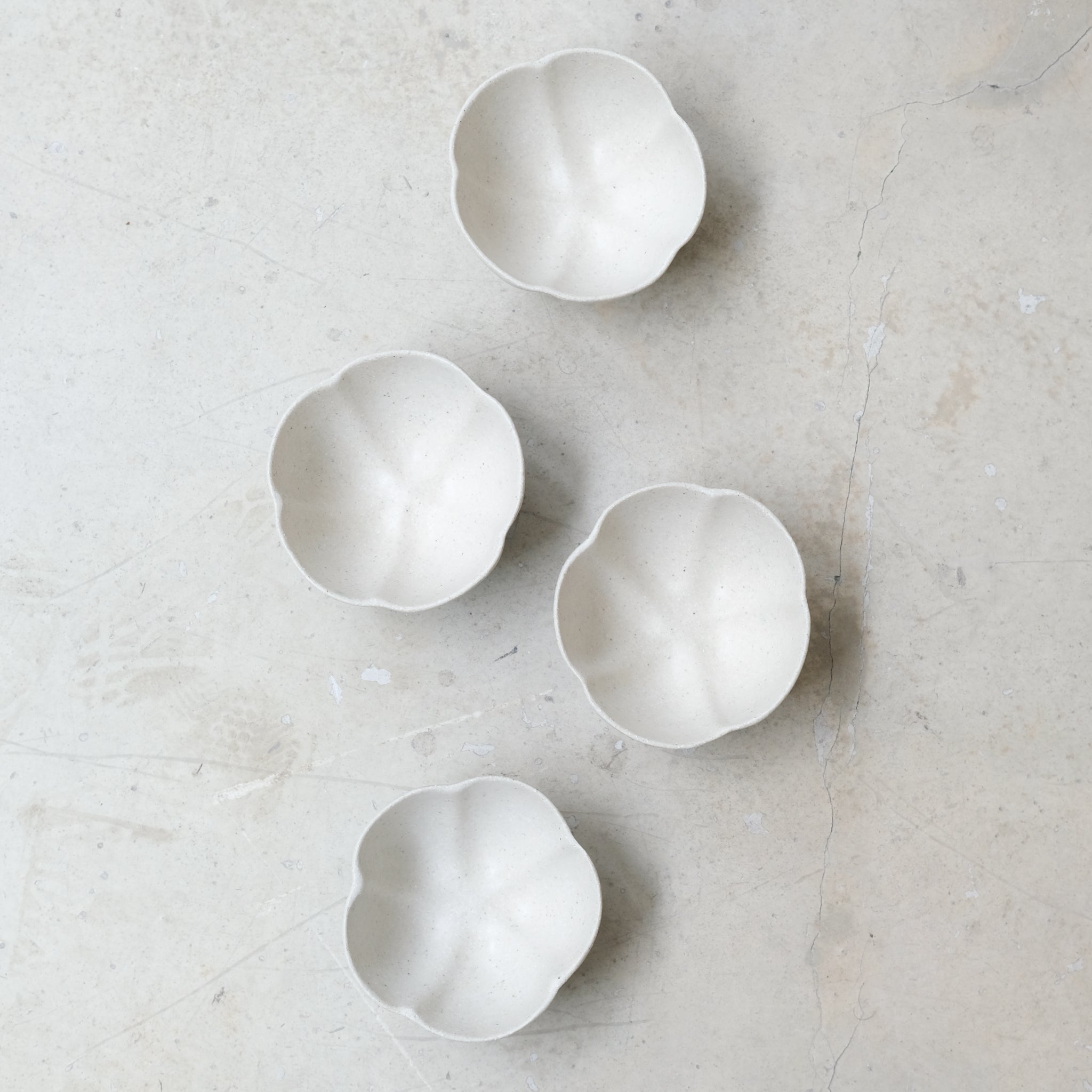 Bol "Fleurs" en grès blanc D 11cm - beige et vert de Diana Barbosa chez Brutal Ceramics