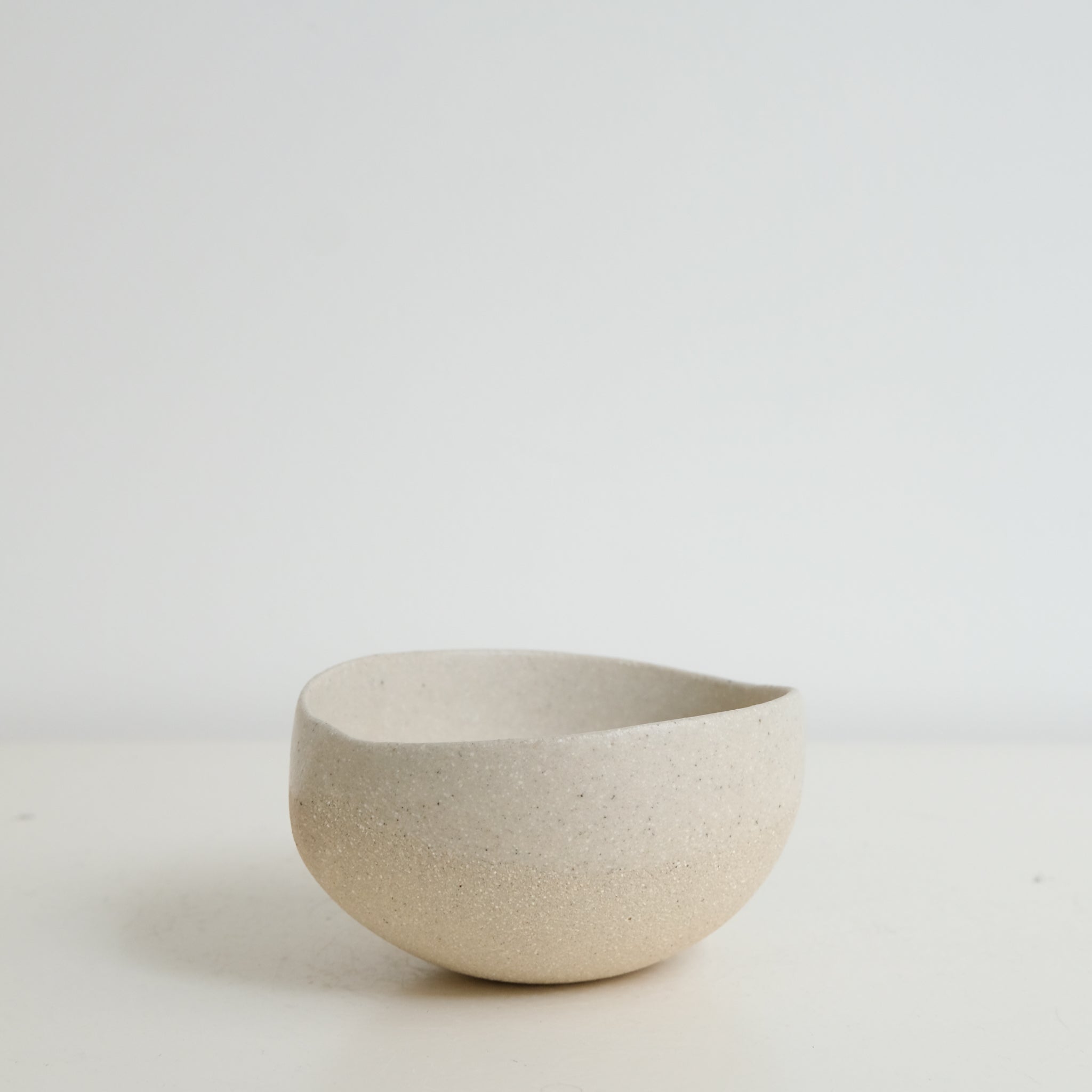 Bol "concha" en grès blanc D 9,5cm - beige de Diana Barbosa chez Brutal Ceramics