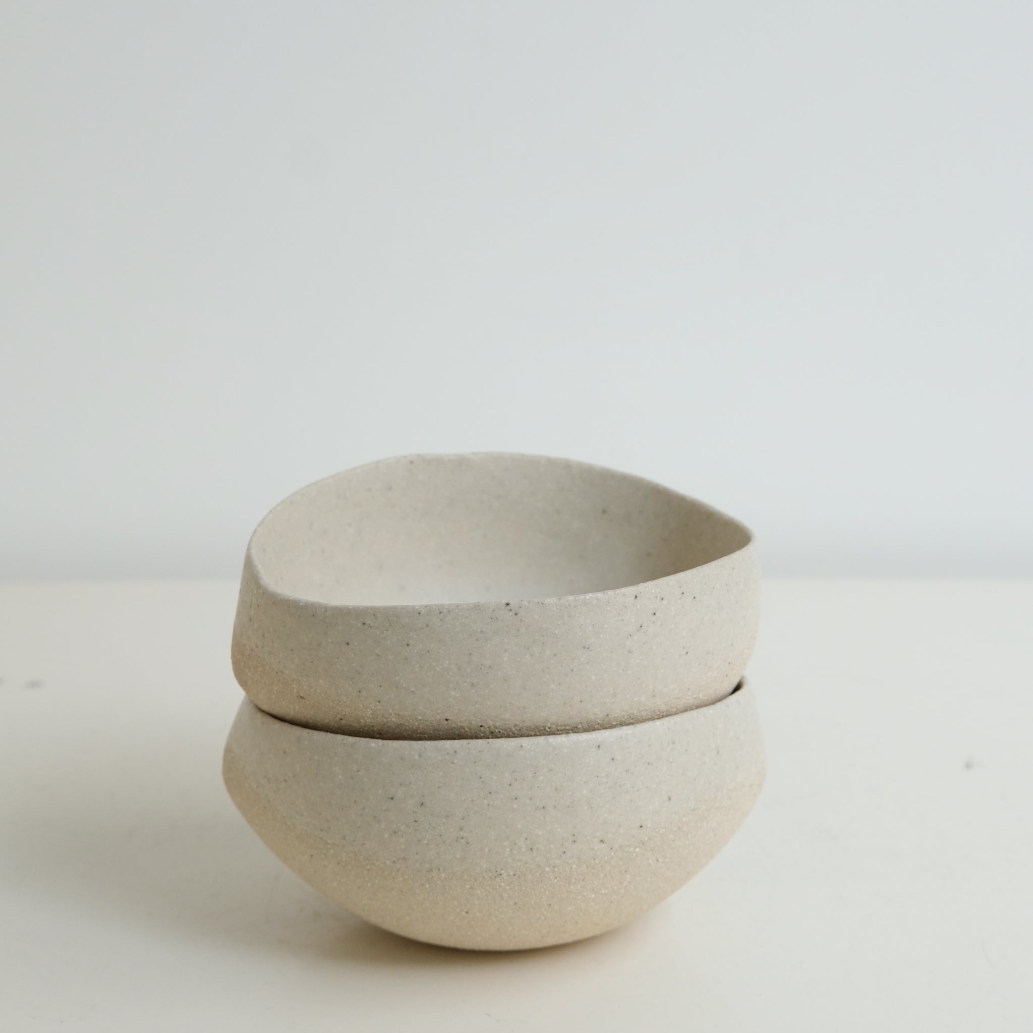 Bol "concha" en grès blanc D 9,5cm - beige de Diana Barbosa chez Brutal Ceramics