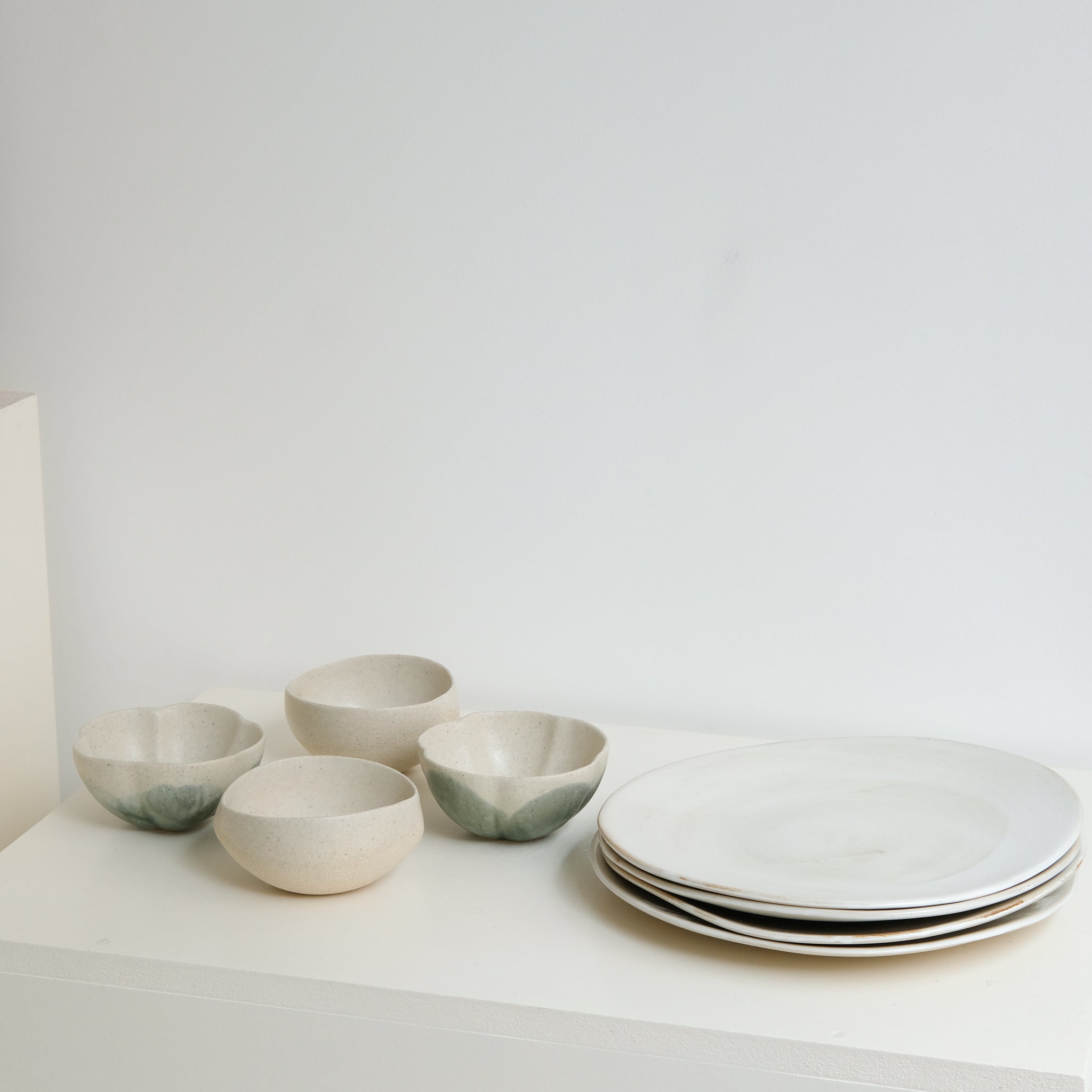 Bol "concha" en grès blanc D 9,5cm - beige de Diana Barbosa chez Brutal Ceramics