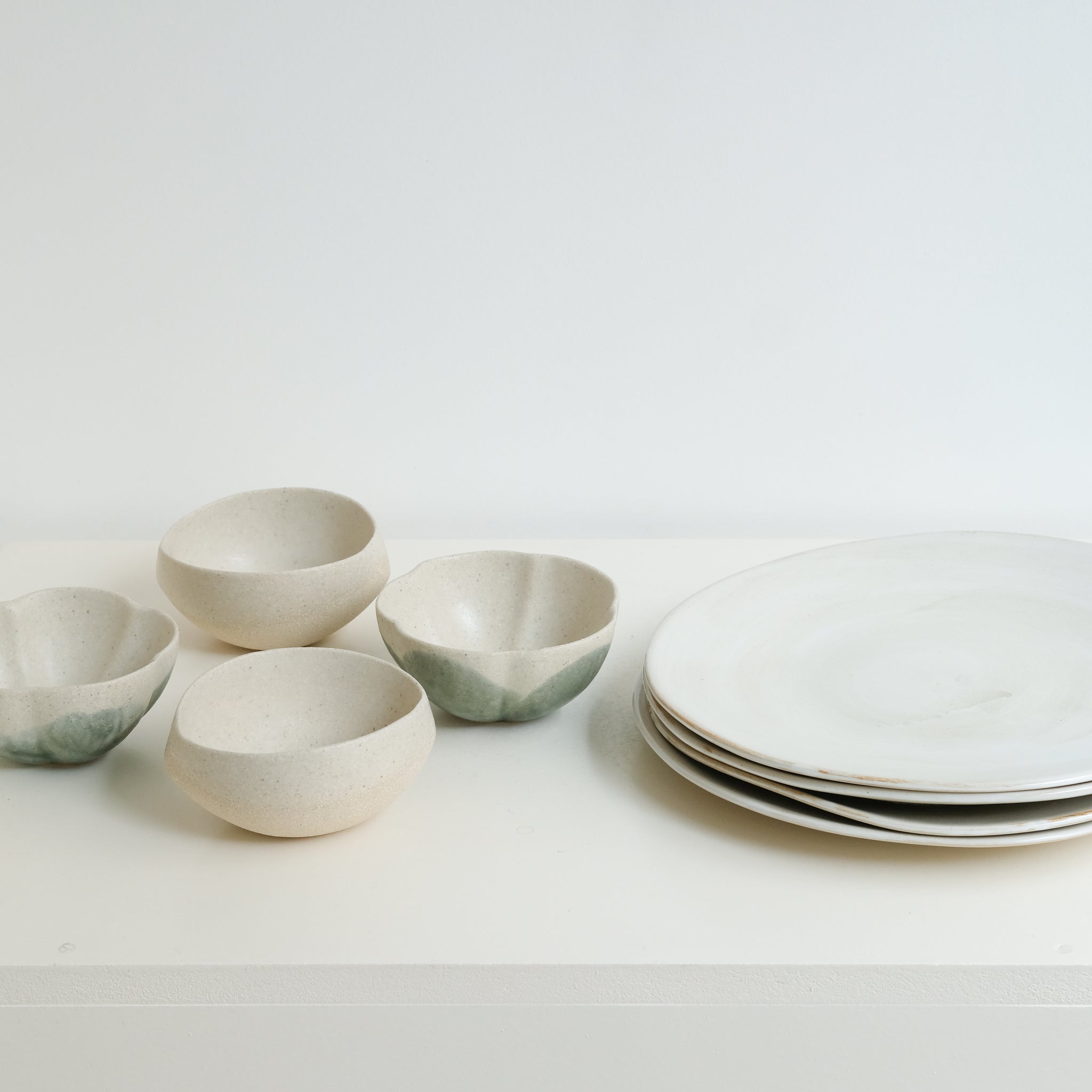 Bol "Fleurs" en grès blanc D 11cm - beige et vert de Diana Barbosa chez Brutal Ceramics