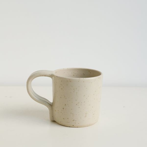 Mug en grès pyrité 280ml - blanc moucheté d'Essentiel Ceramique chez Brutal Ceramics