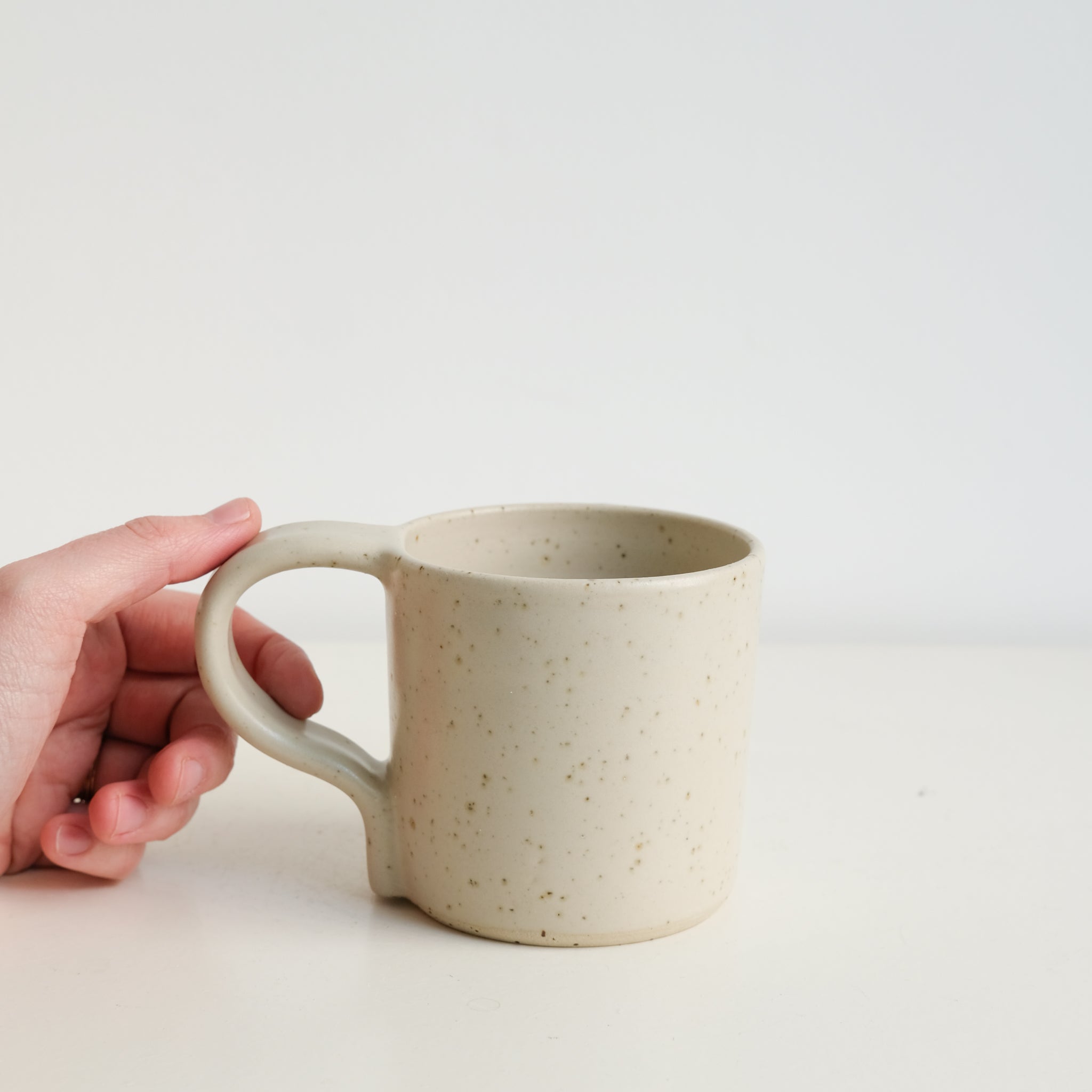 Mug en grès pyrité 280ml - blanc moucheté d'Essentiel Ceramique chez Brutal Ceramics