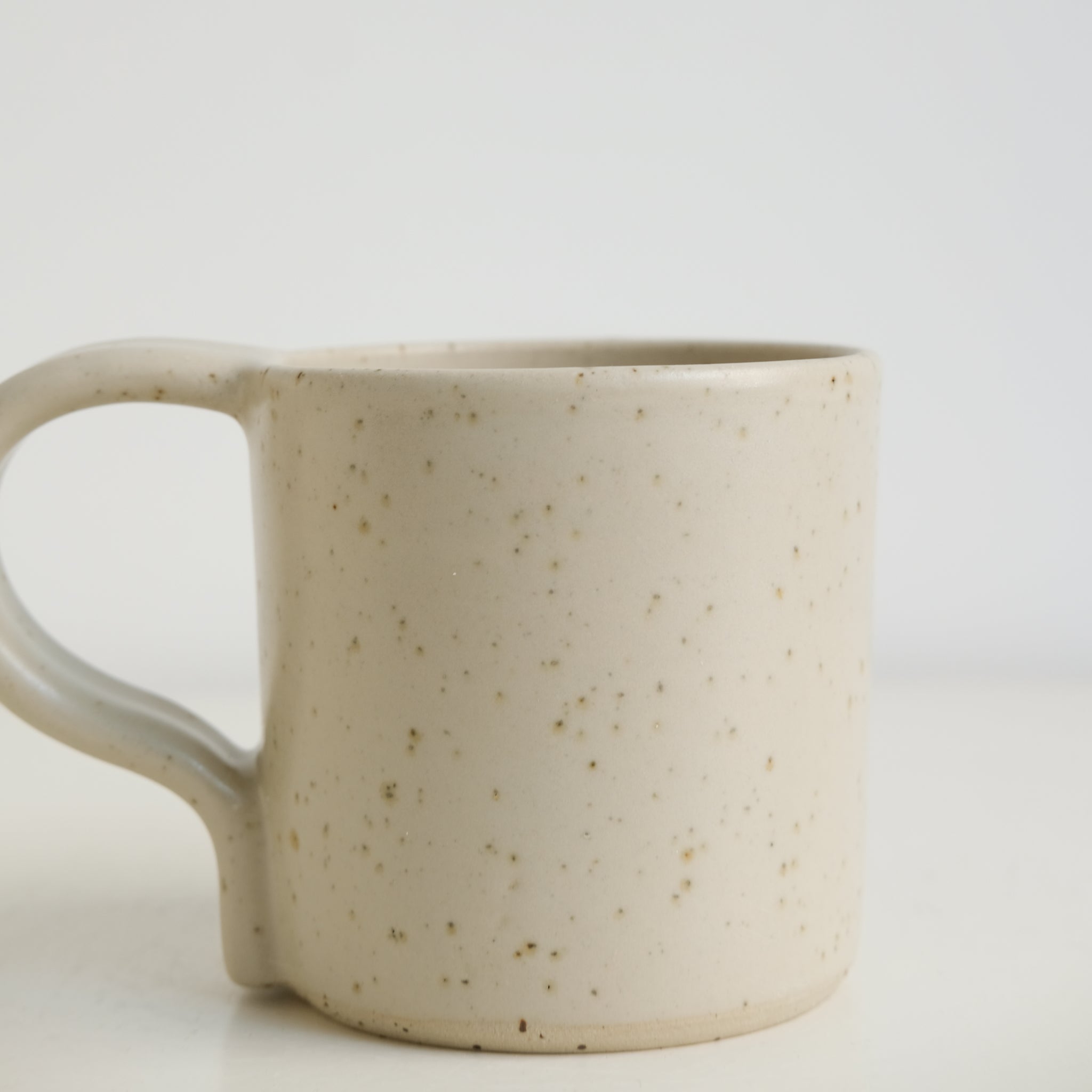 Mug en grès pyrité 280ml - blanc moucheté d'Essentiel Ceramique chez Brutal Ceramics