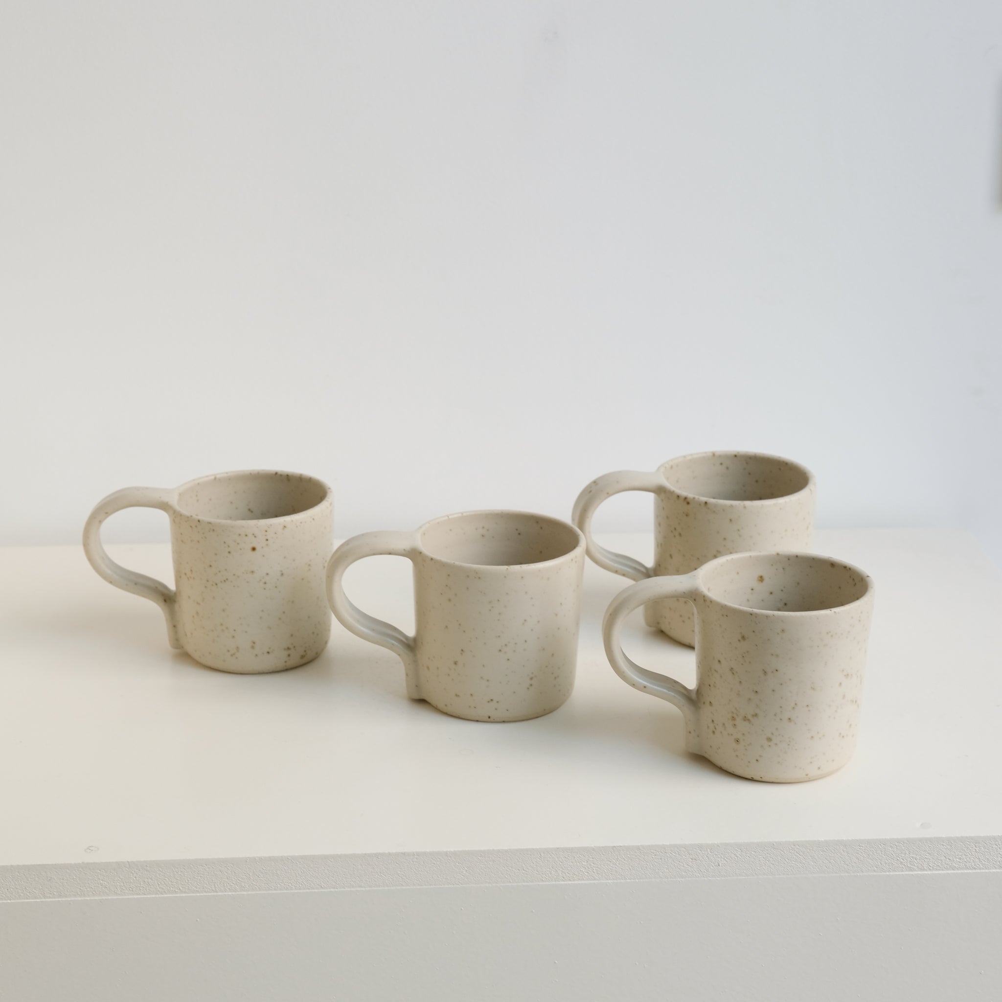 Mug en grès pyrité 280ml - blanc moucheté d'Essentiel Ceramique chez Brutal Ceramics