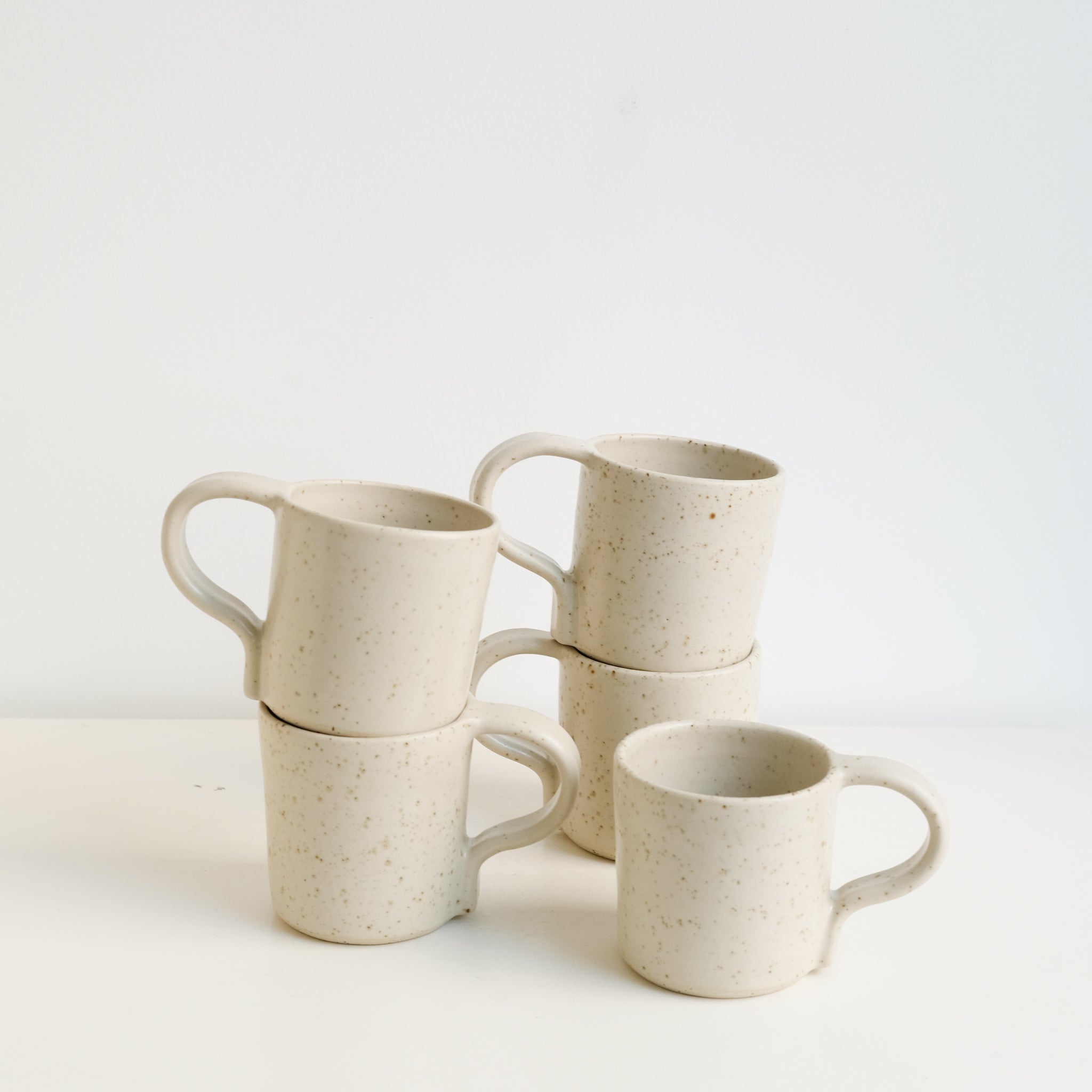 Mug en grès pyrité 280ml - blanc moucheté d'Essentiel Ceramique chez Brutal Ceramics