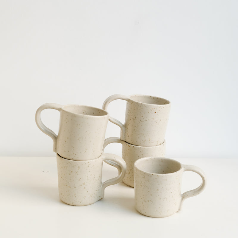Mug en grès pyrité 280ml - blanc moucheté d'Essentiel Ceramique chez Brutal Ceramics