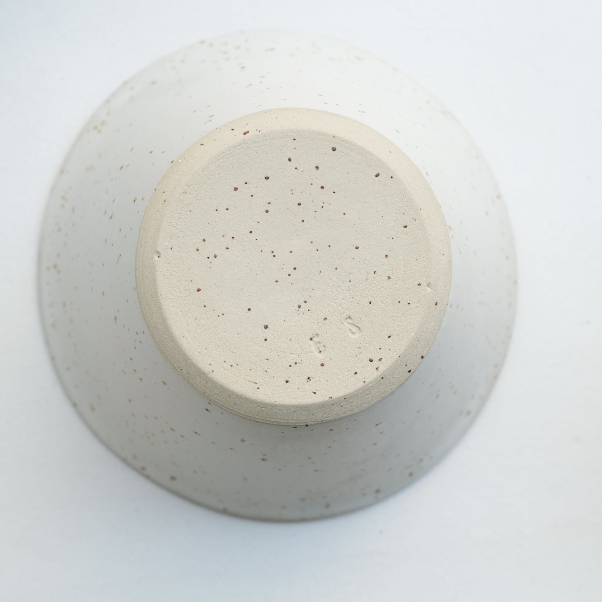 Bol en grès pyrité D 14cm - blanc moucheté d'Essentiel Ceramique chez Brutal Ceramics