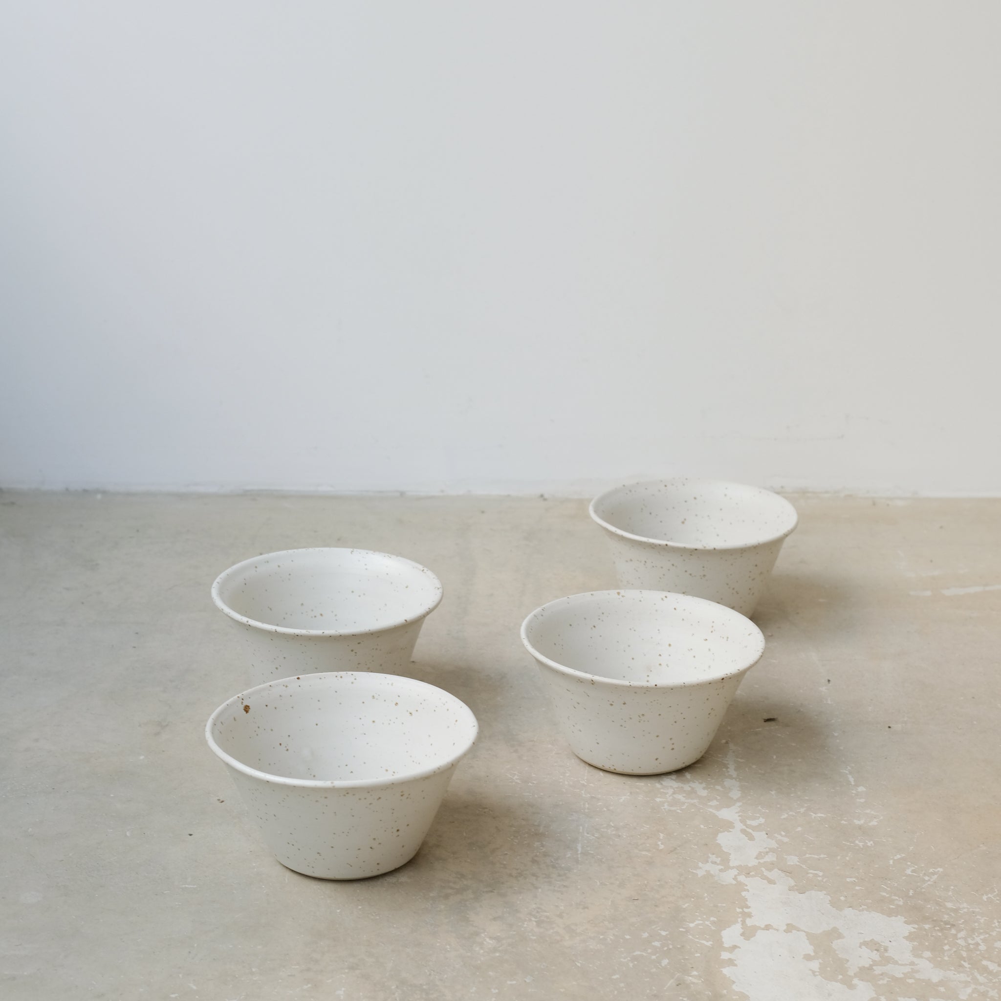 Bol en grès pyrité D 14cm - blanc moucheté d'Essentiel Ceramique chez Brutal Ceramics