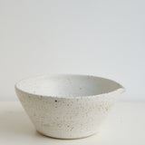Saladier en grès pyrité D 19,5cm - blanc moucheté d'Essentiel Ceramique chez Brutal Ceramics
