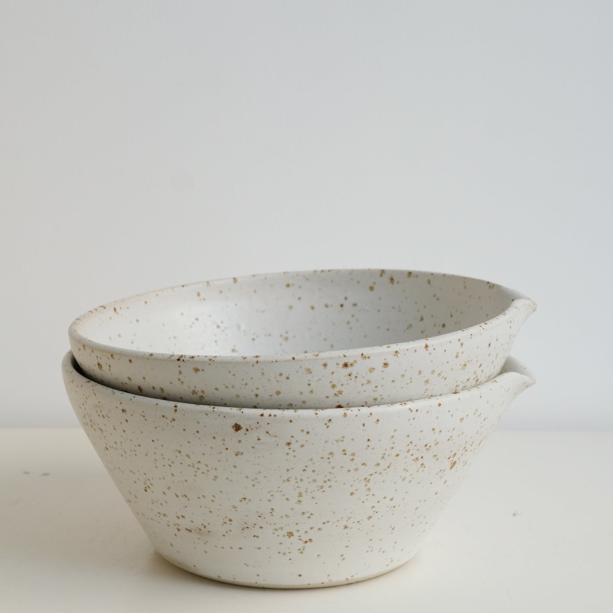 Saladier en grès pyrité D 19,5cm - blanc moucheté d'Essentiel Ceramique chez Brutal Ceramics