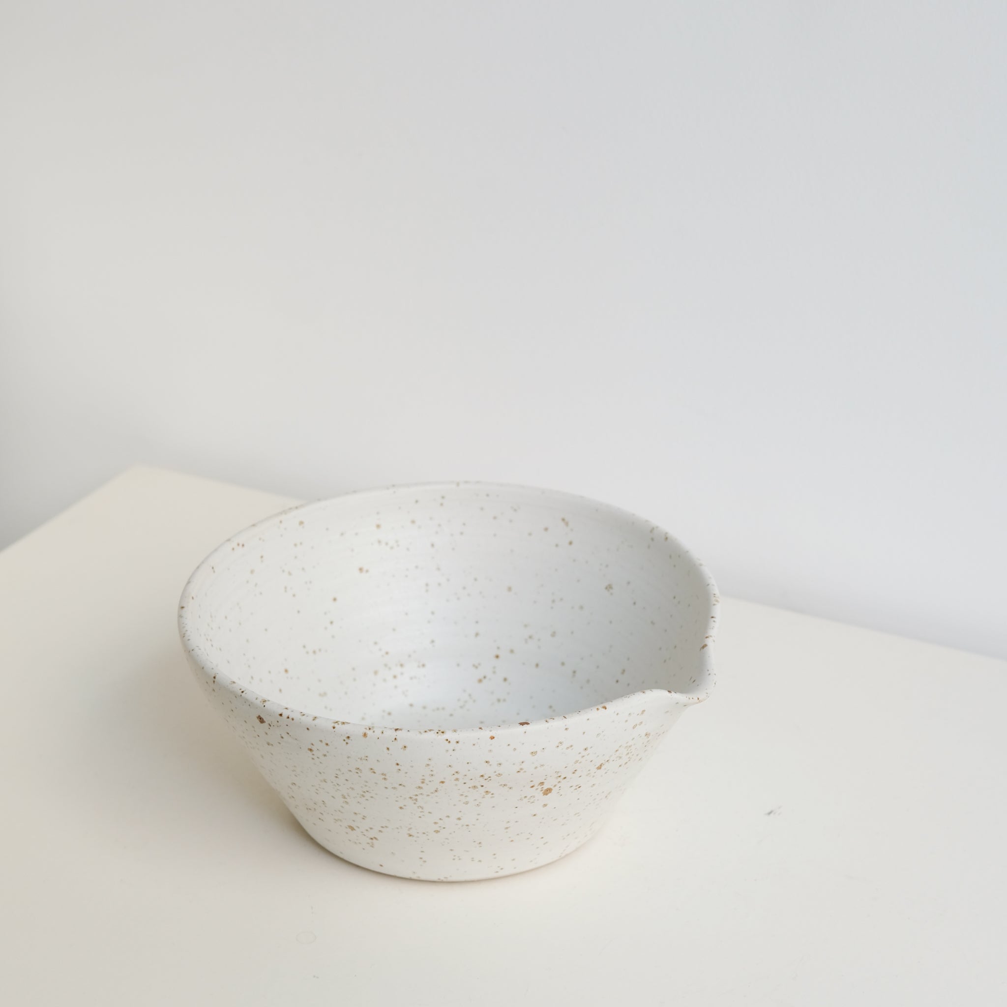 Saladier en grès pyrité D 19,5cm - blanc moucheté d'Essentiel Ceramique chez Brutal Ceramics