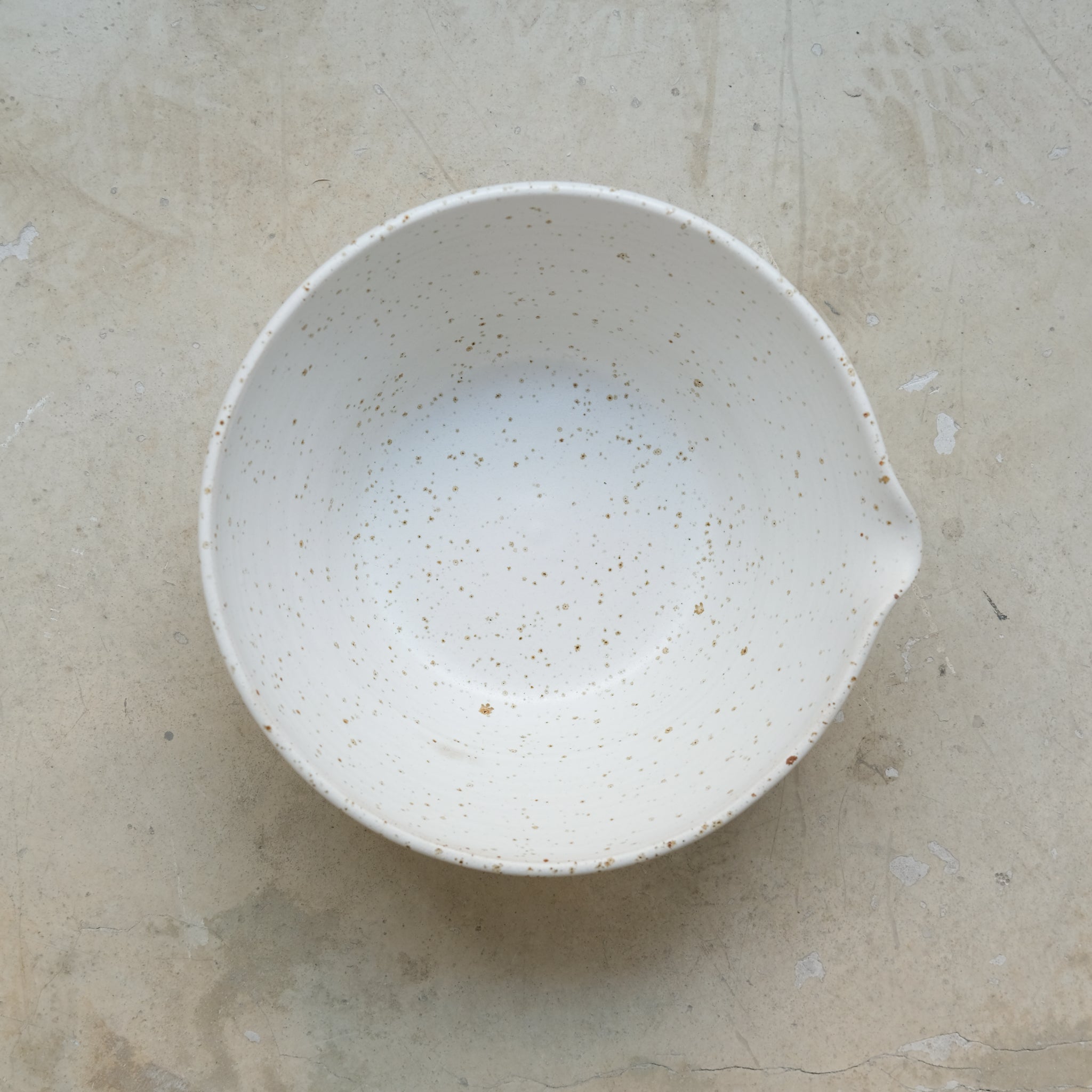 Saladier en grès pyrité D 19,5cm - blanc moucheté d'Essentiel Ceramique chez Brutal Ceramics