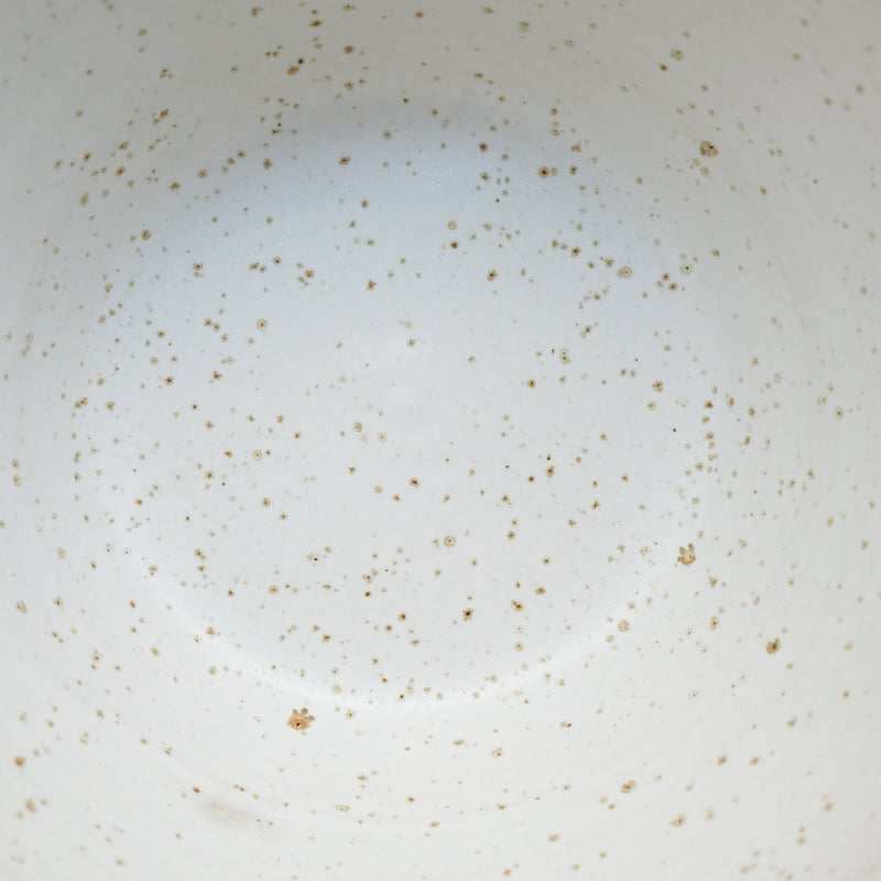 Saladier en grès pyrité D 19,5cm - blanc moucheté d'Essentiel Ceramique chez Brutal Ceramics