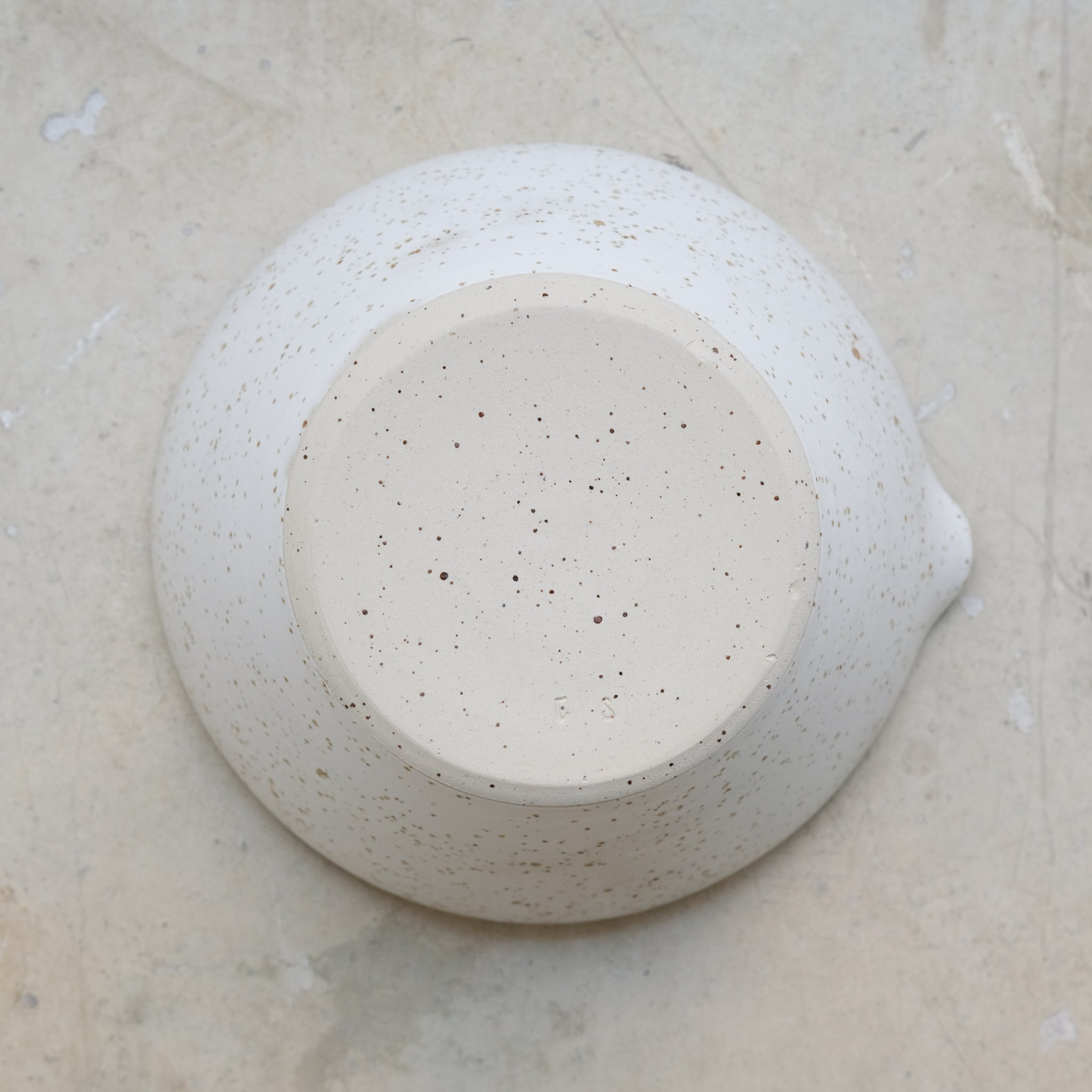 Saladier en grès pyrité D 19,5cm - blanc moucheté d'Essentiel Ceramique chez Brutal Ceramics