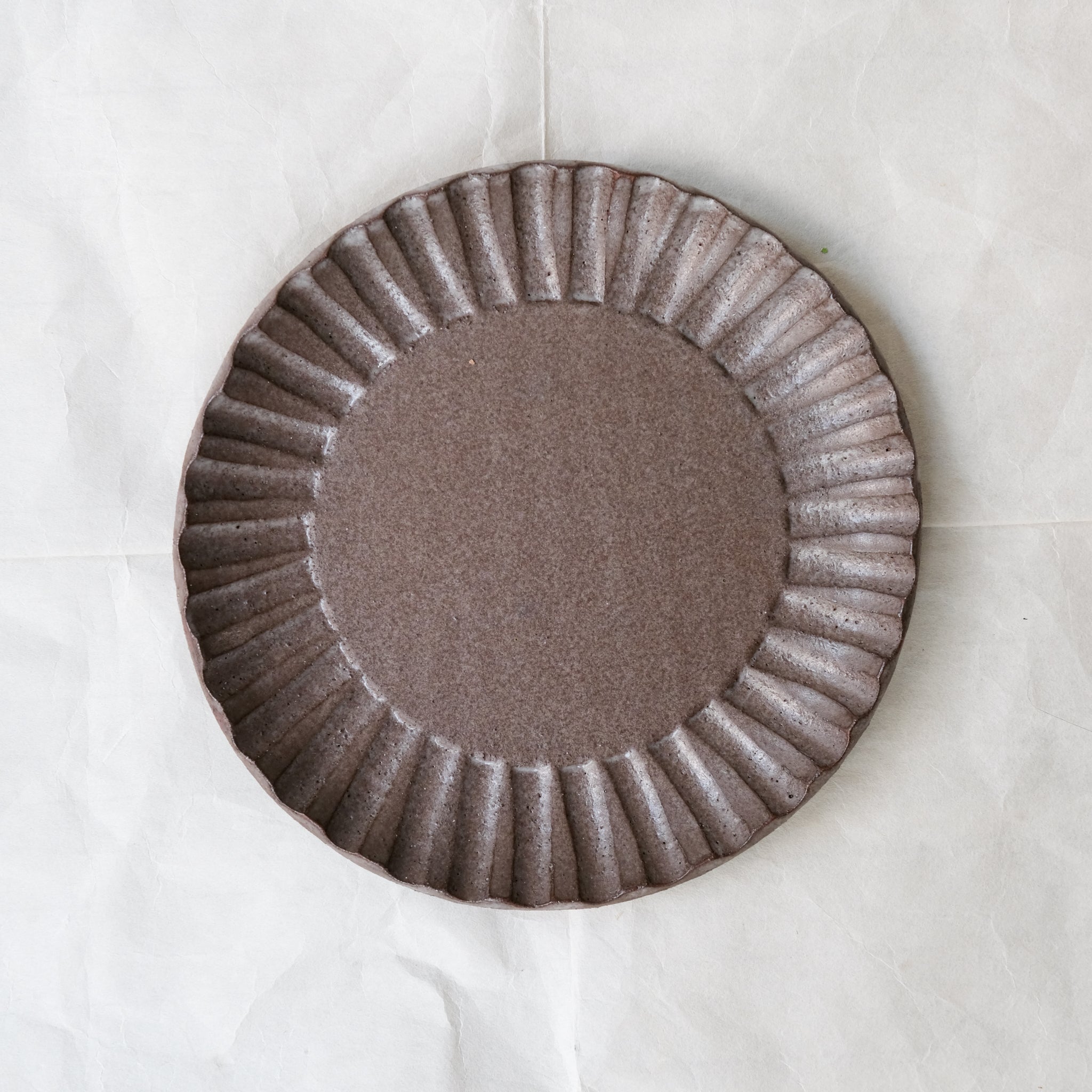 Assiette en grès rouge D 22cm - marron chocolat d'Essentiel Ceramique chez Brutal Ceramics