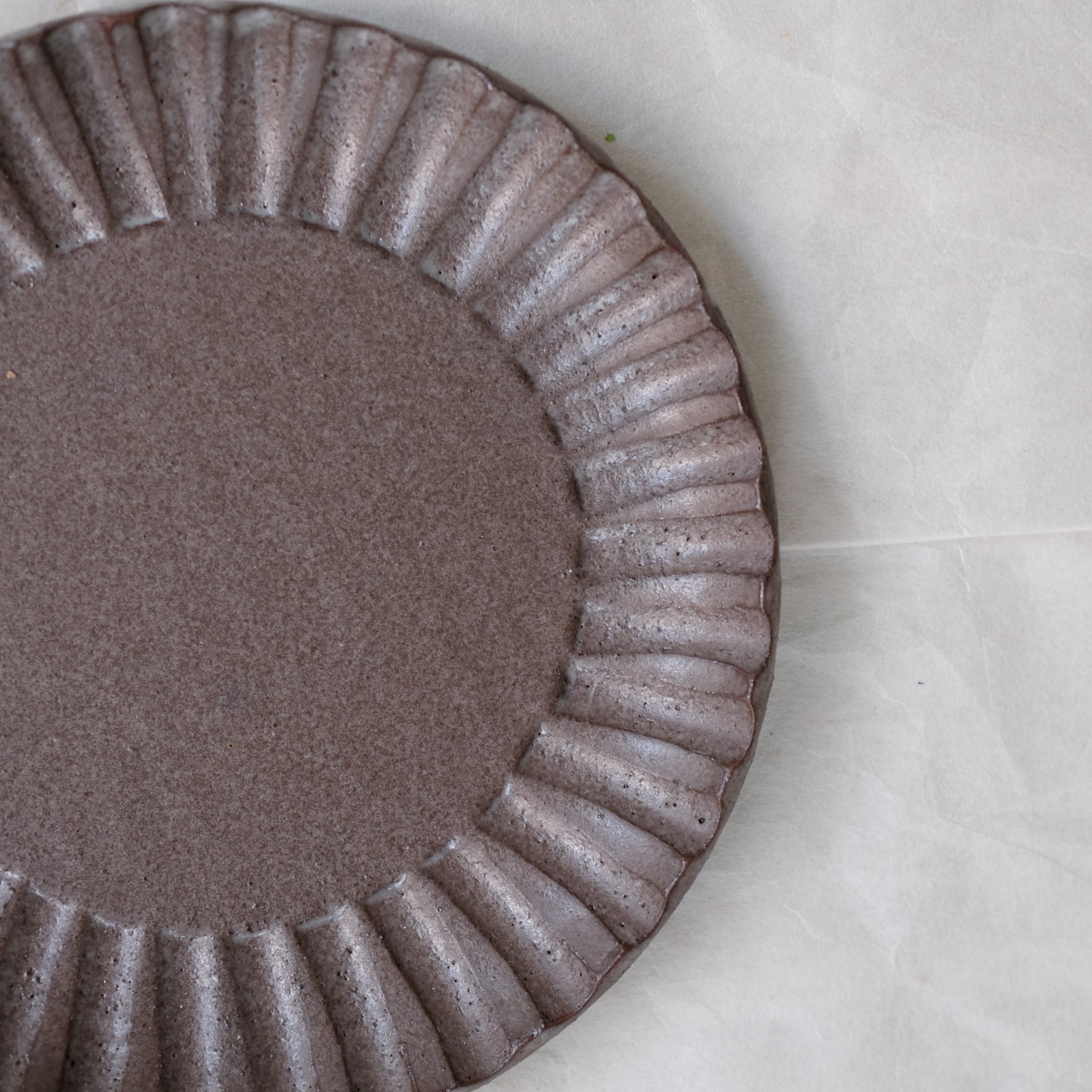 Assiette en grès rouge D 22cm - marron chocolat d'Essentiel Ceramique chez Brutal Ceramics