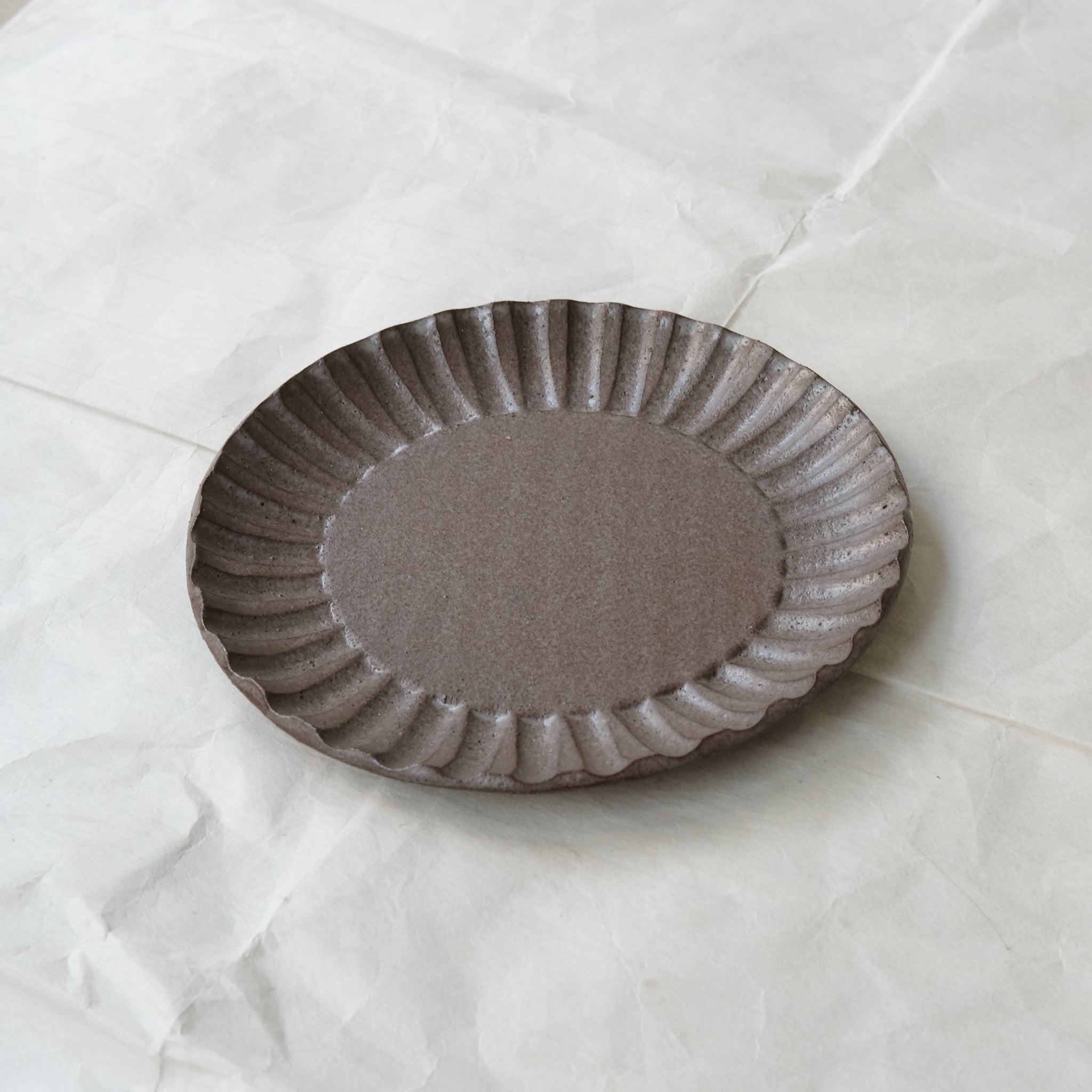 Assiette en grès rouge D 22cm - marron chocolat d'Essentiel Ceramique chez Brutal Ceramics