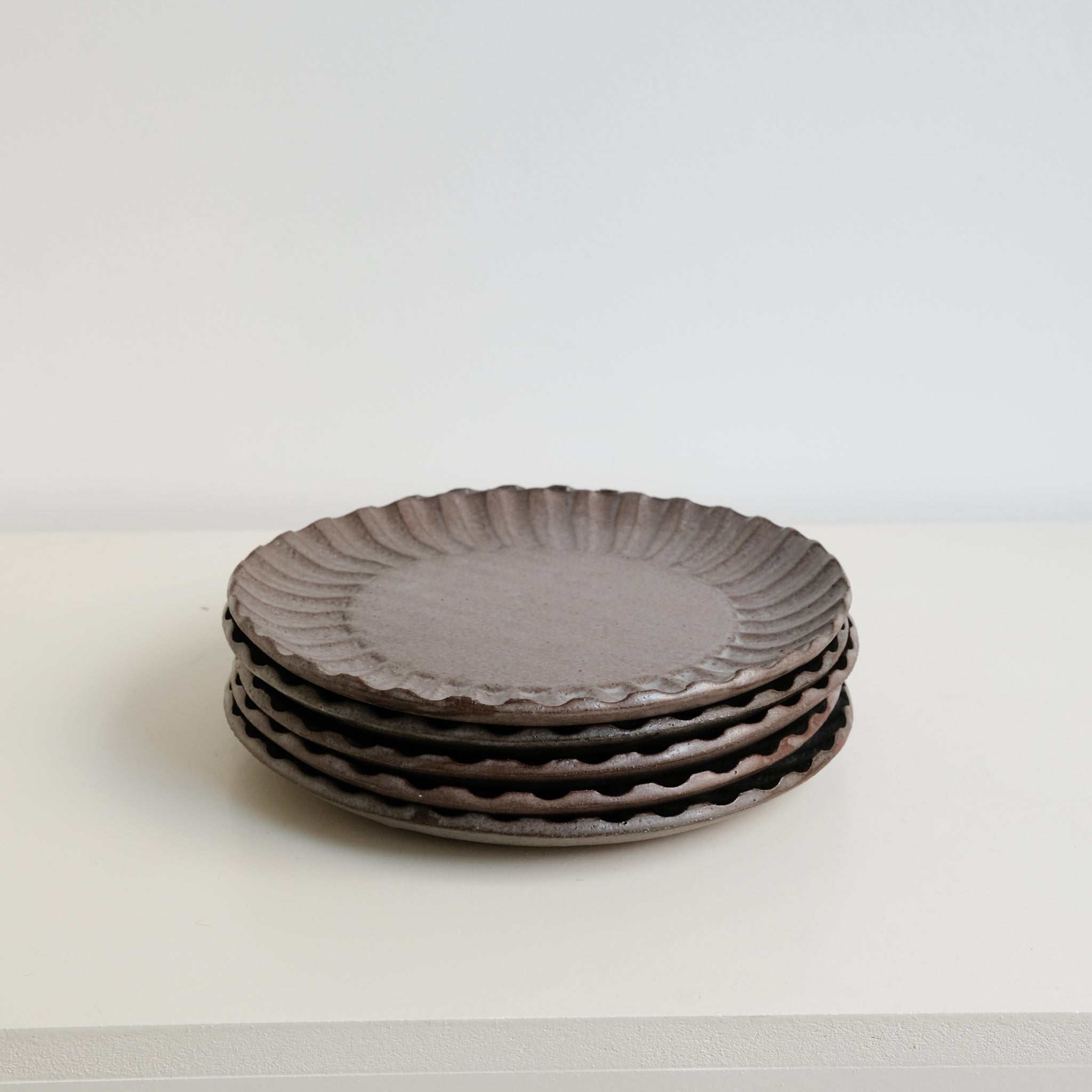 Assiette en grès rouge D 22cm - marron chocolat d'Essentiel Ceramique chez Brutal Ceramics