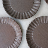 Assiette en grès rouge D 22cm - marron chocolat d'Essentiel Ceramique chez Brutal Ceramics
