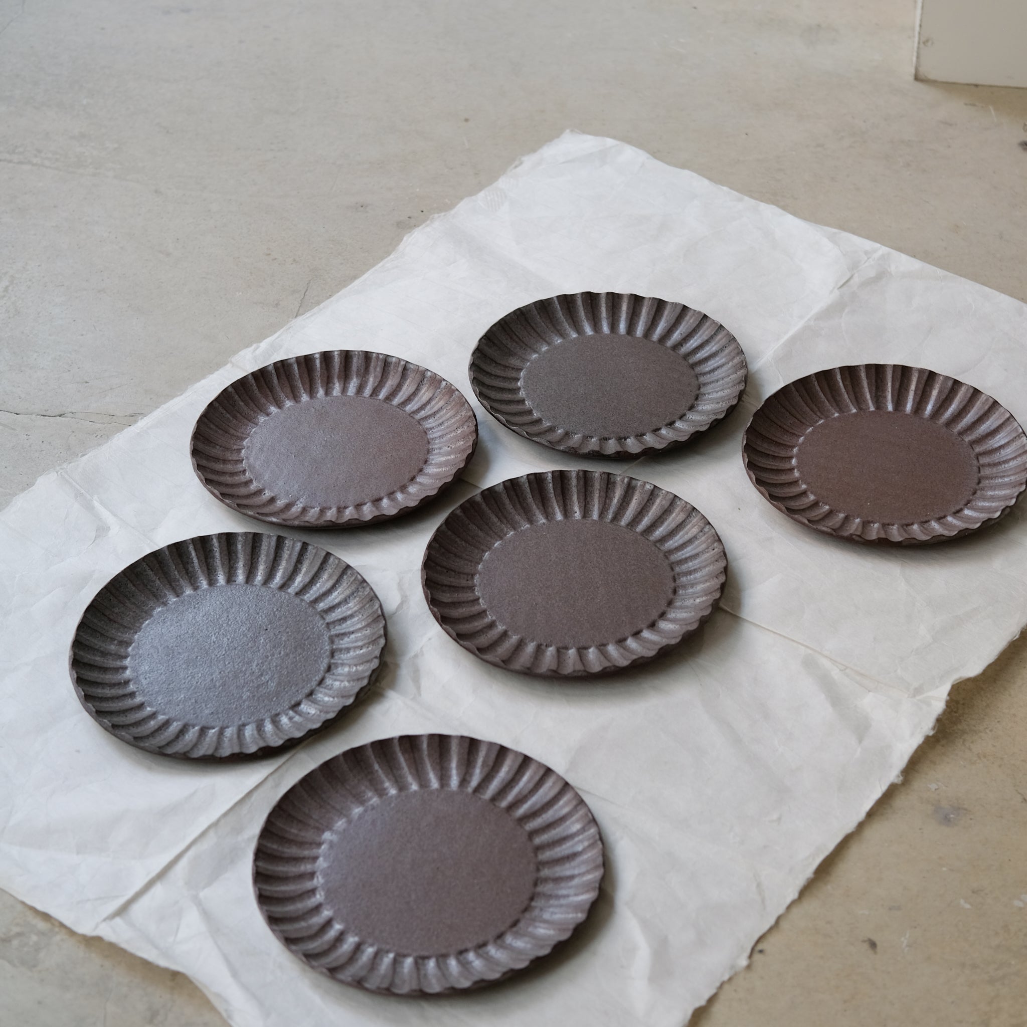 Assiette en grès rouge D 22cm - marron chocolat d'Essentiel Ceramique chez Brutal Ceramics