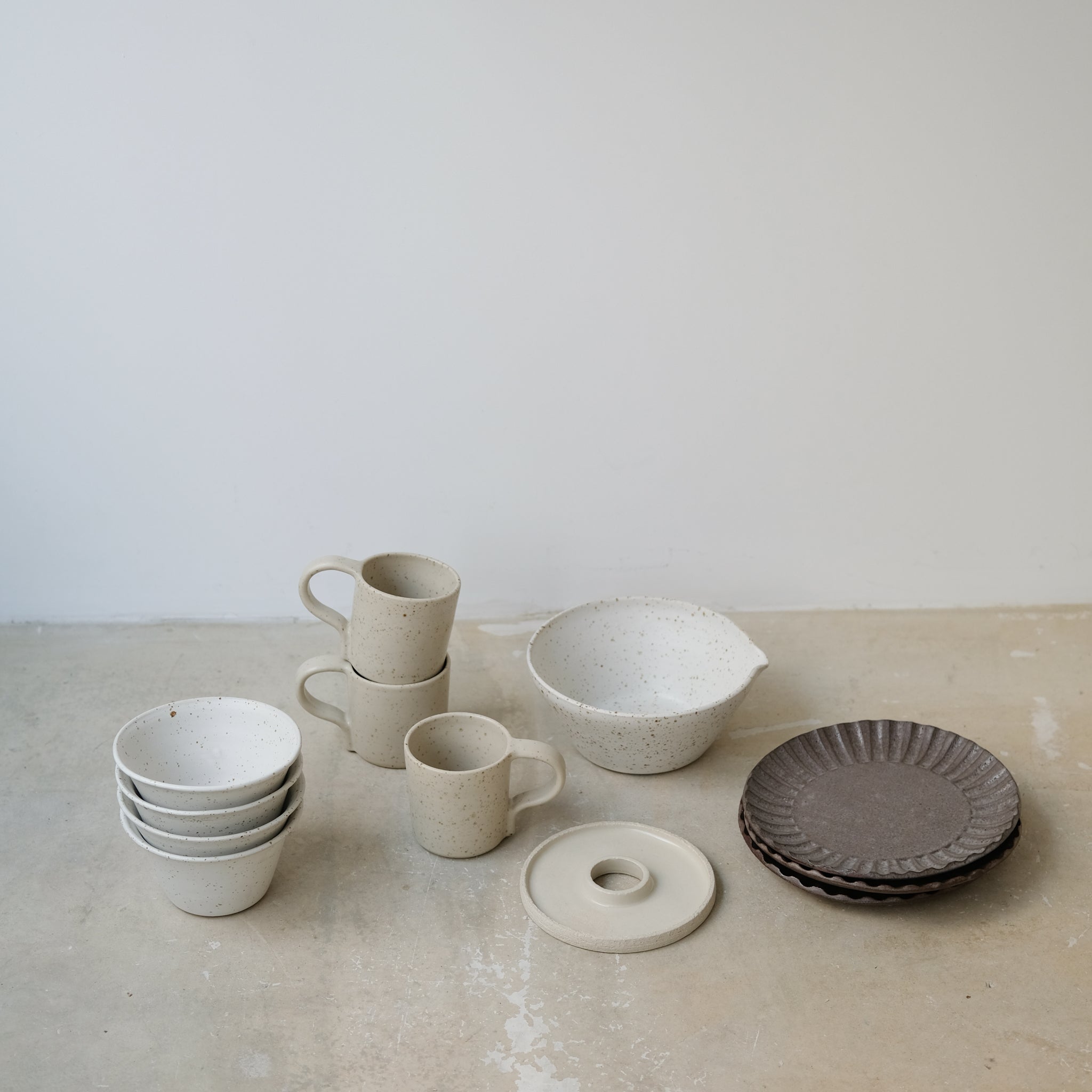 Mug en grès pyrité 280ml - blanc moucheté d'Essentiel Ceramique chez Brutal Ceramics